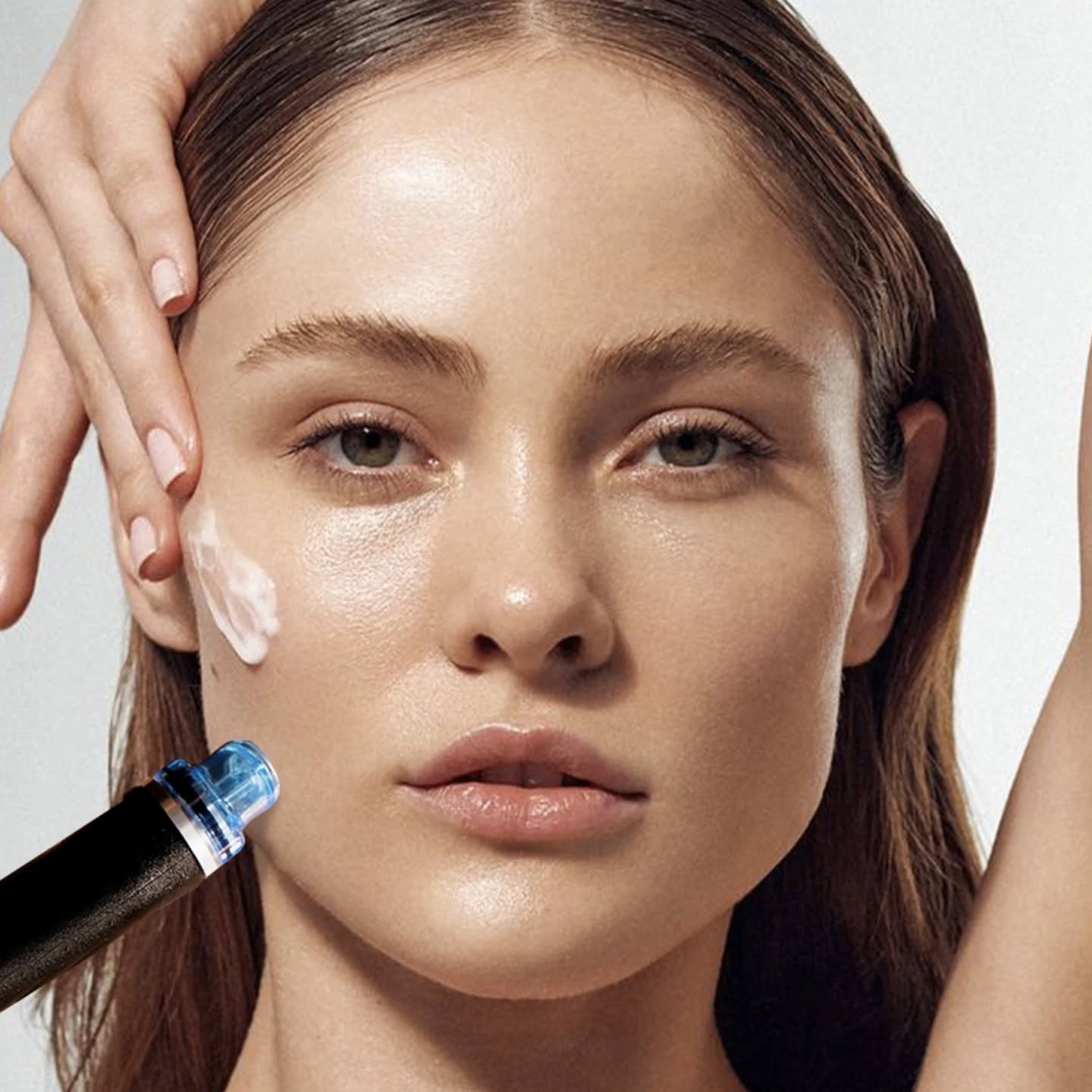 🌸 Soin Hydrofacial Haute technologie – L’éclat ultime de votre peau
Offrez à votre peau un rituel de beauté complet et haute technologie, alliant efficacité, douceur et bien-être.
Notre soin hydrofacial multi-actions est conçu pour révéler un teint éclatant, une peau nette, ferme et parfaitement hydratée.
💧 Étape 1 – Hydradermabrasion Un nettoyage en profondeur alliant aspiration douce et solution active pour purifier les pores, éliminer les cellules mortes et préparer la peau à recevoir les actifs. Un léger peeling vient parfaire l’éclat du teint tout en respectant les peaux sensibles.
✨ Étape 2 – Skin Scrubber (spatule ultrasons) Grâce à des micro-vibrations, cette technologie déloge efficacement les impuretés, points noirs et excès de sébum, pour une peau visiblement plus nette et plus lisse.
🌊 Étape 3 – Ultrasons Des ondes douces pénètrent en profondeur pour booster l’hydratation et favoriser l’effet anti-âge. Les rides et ridules sont estompées, la peau retrouve souplesse et rebond.
💎 Étape 4 – Radiofréquence Véritable coup d’éclat, la radiofréquence stimule la production naturelle de collagène et d’élastine, raffermit les tissus et redessine l’ovale du visage. Résultat : un visage plus tonique et lumineux.
🌿 Étape 5 – Oxygénation aux hydrolats Une infusion d’hydrolats naturels adaptés à votre type de peau oxygène les tissus, stimule la microcirculation et révèle un teint détoxifié et éclatant de santé.
❄️ Étape 6 – Cryo-visage L’action du froid raffermit instantanément la peau, resserre les pores et lisse le grain de peau pour un effet peau parfaite immédiat.
🔆 Étape 7 – LED de photobiomodulation Le soin se termine par une séance de luminothérapie avec une lumière adaptée à vos besoins (rouge, bleue, verte, etc.). Elle apaise, répare, stimule ou purifie selon l’objectif recherché.
✨ Un soin innovant, complet et relaxant pour révéler la meilleure version de votre peau dès la première séance.
🌿 Adapté à tous les types de peau, même sensibles.
20€ OFFERTS sur le soin jusqu'au 30 septembre !
Prise de RDV dans la bio !
@lalcove
#hydrafacial #soinvisage #soinvisageantiage #esthétique #beauteclamart #clamart