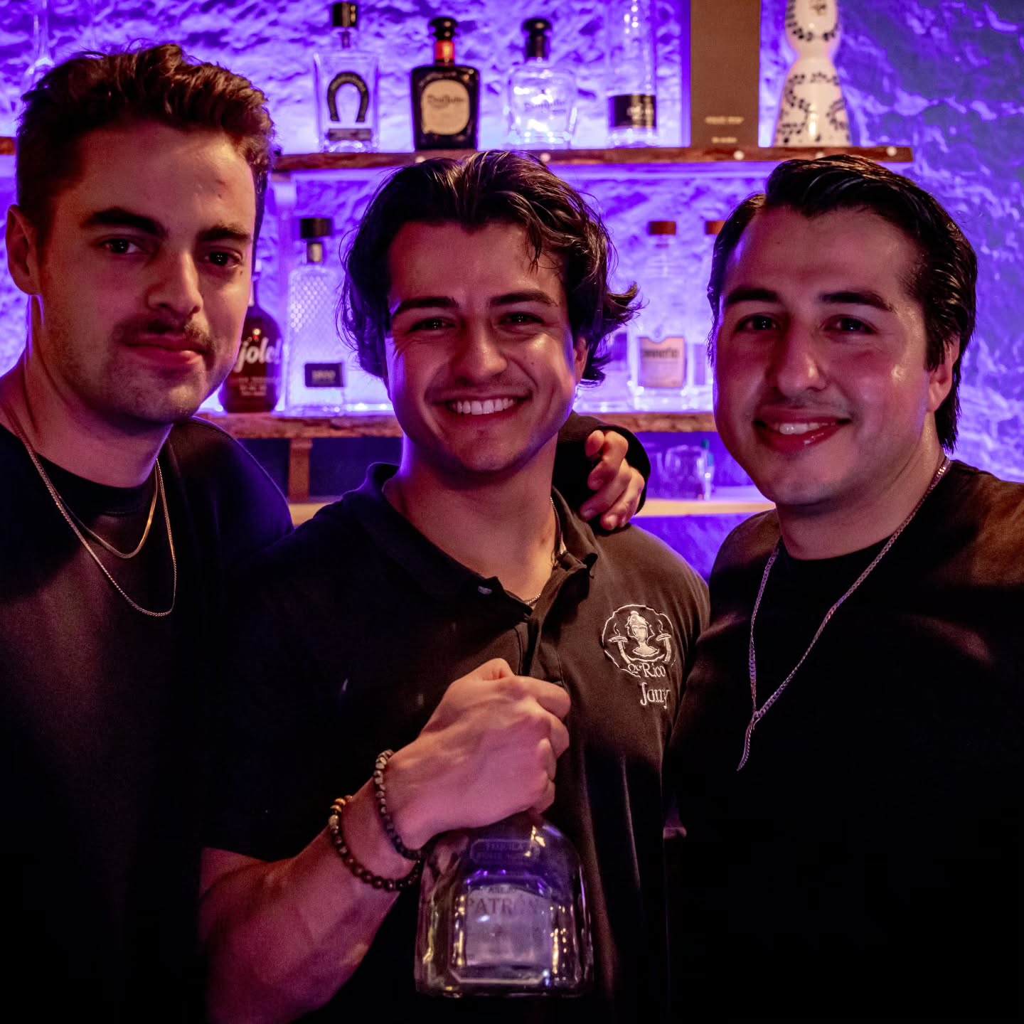 Querida familia,🇨🇭🇲🇽
Hoy cerramos las puertas de nuestro restaurante en Berna, pero lo que hemos vivido ahí nunca se va a cerrar. Cada sonrisa, cada conversación y cada momento compartido se quedarán con nosotros para siempre.
Ustedes nunca fueron solo clientes: se convirtieron en amigos, en familia, en el alma de este lugar. Por eso queremos decirles GRACIAS! Gracias por acompañarnos en este camino, por darnos tanto cariño y por hacer que este sueño tuviera sentido.
Nos vamos con mucha emoción, pero sobre todo con un corazón lleno de amor. 🫶🏽
Un agradecimiento especial a todos los que vinieron a nuestra última fiesta el viernes pasado: fue la mejor manera de despedirnos. 🎉 Y gracias infinitas a nuestro querido Amigo @schnider.pascal ,quien capturó esos recuerdos con sus fotos espectaculares. 📸
Esto no es un adiós, es un hasta pronto. ✨
Qué Rico Team❤️