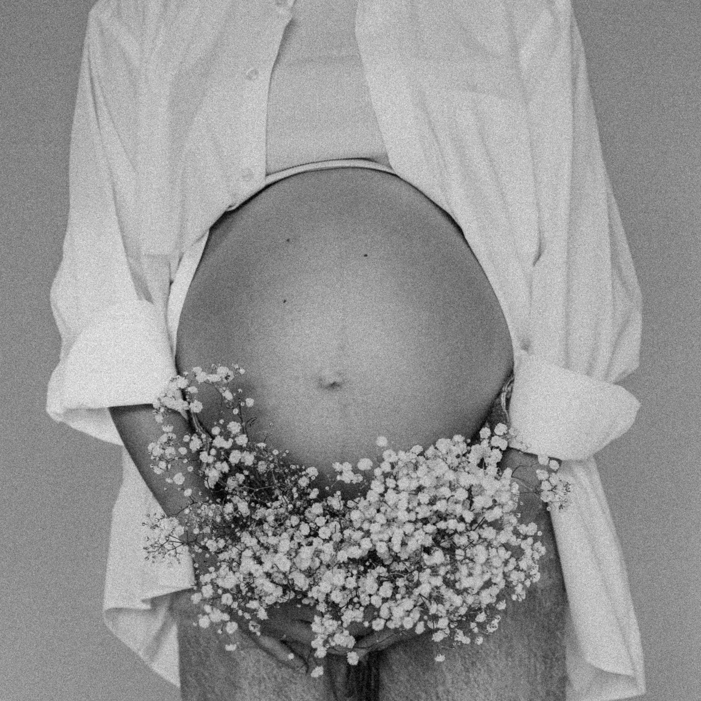 minimalistisch. intim. zeitlos. ✨ @patrizia__albano – pure Vorfreude in meinem Homestudio.
#babybauchshooting #babybauchfotos #homestudiofotografie #schwangerschaftsshooting #schwangerschaftsfotografie #mommytobe #daddytobe #parentsinthemaking #schwangerschaftsfotos #karlsruhefotografin #babybauchliebe #pregnancyphotography #pregnancyphotoshoot #intimemoments #studiophotography #emotionalephotography #familygoals