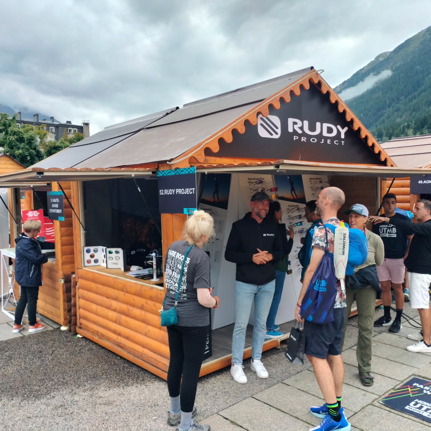 Busy week in Chamonix, on the occasion of the UTMB: Vitamina C accompanied the European press to meetings with @camelbak @compressport @inov_8 and @rudyproject presenting the latest trail running technologies and products.
Our thanks to all the media who attended. For further information and product tests contact us here 👉 press@vitaminac.net
#vitaminacPR
