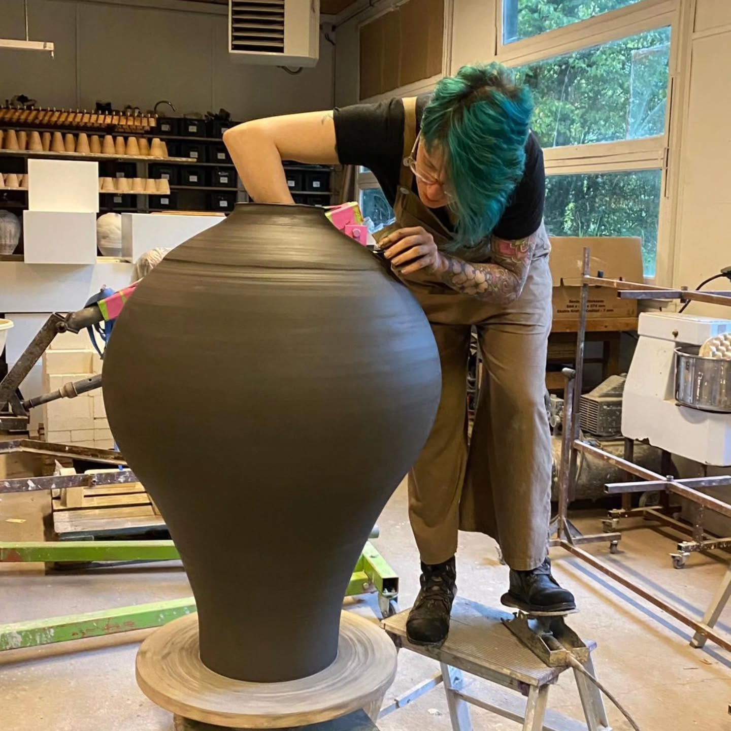 I took a 5 day workshop with @jfthierion in La Borne France, to learn to throw large multi part pieces. I don't get the opportunity to throw huge so my attempts on my own, when I have the time, usually result in failure. I have been on a mission lately to learn this but I know if I'm left up to my own devices, I will just work on the immediate things I need to do and not take time to try the things I want to do. But if I take a workshop, I obviously have to schedule that in so it ends up being the only way I stop 'workng'. Jean-François was a fantastic, patient teach, and very open with his knowledge. I had an amazing time and met some amazing people around the village as well.
Now that I have a good solid base for throwing big, it'll be easier for me to sit down and take a moment to actually work on something. But first.. I'll need to find a suitable clay. Always something 🙄