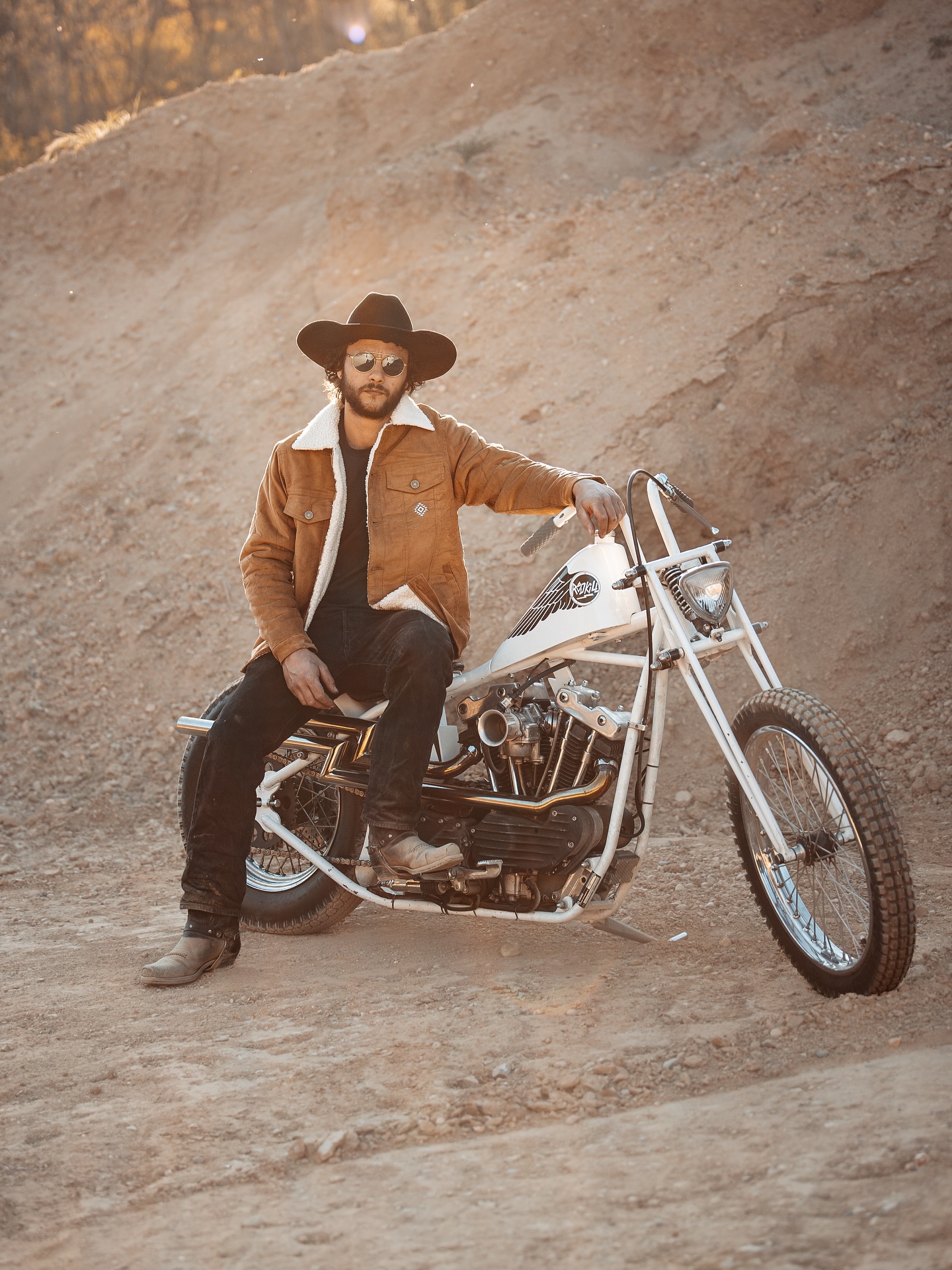 Avec l’été qui touche bientôt à sa fin, on pense déjà aux nouveaux départs 🌪️
C’est dans ces moments de bascule qu’on aime retrouver nos essentiels — ceux qui savent suivre le rythme sans jamais freiner l’élan.
La veste Amber Dust en fait incontestablement partie : une pièce taillée pour ceux qui avancent sans détour.
Ici, pas d’artifice : juste une piece qui accompagne le mouvement et qui donne envie de se lancer, encore une fois, vers la saison qui arrive 🫶
Mesdames ne soyez pas jalouses elle se dérive aussi pour vous 💫
#wild #westernlifestyle #motowear #chopperlifestyle #chopper #oldbike #westernstyle #adventurer #lifestyle