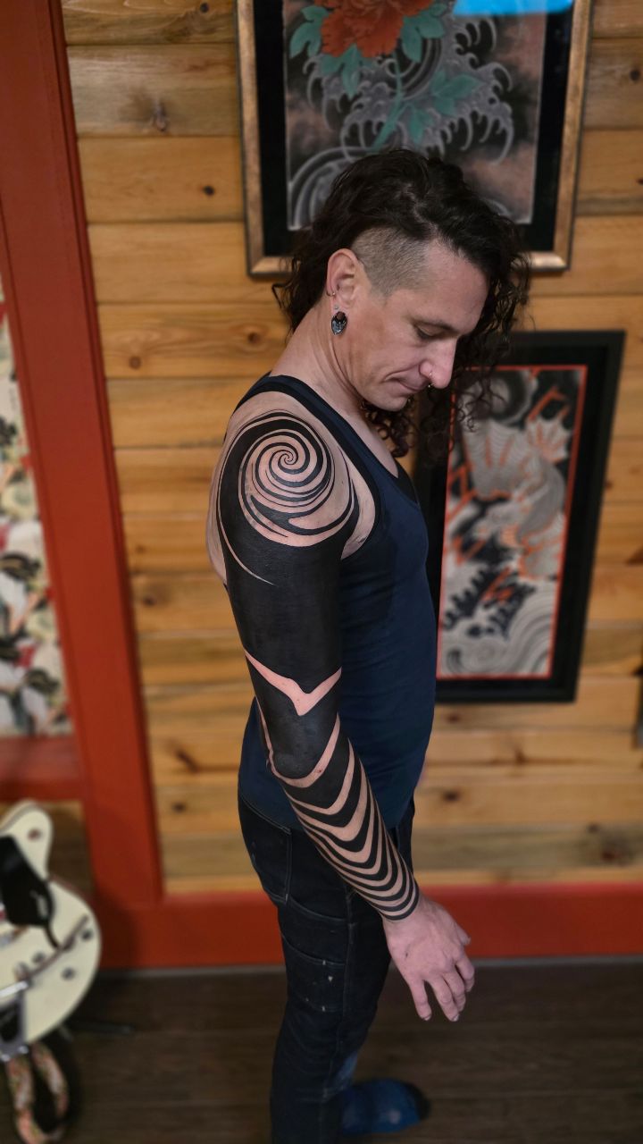 Heavy blackwork Suminagashi tattoo sleeve done in 2 consecutive days at @koketsu_tattoo during my guest spot in the beautiful Anchorage Alaska. Thank you @odd__sea for trusting me with this project and thank you so much to @isaacnichols for the incredible hospitality and kindness.
Alaska is such an amazing state, I really loved everything about this trip and we'll definitely come back.
.
.
.
.
.
#blackout #blackouttattoo #blackwork #blackworktattoo #solidblacktattoo #blackouttattoos
#abstracttattoos #oaklandtattoo #oaklandtattoos #oaklandtattooartist #sftattoo #sftattoos #sftattooartist #berkleytattoo #bayareatattoo #bayareatattoos #bayareatattooartist #sacramentotattoos #losangelestattoo #californiatattoo #suminagashi #suminagashitattoo #heavyblackworktattoo