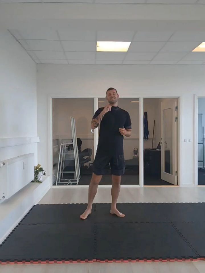 Har du udfordringer med spændinger eller symptomer omkring din nedre ryg eller hofte ? 🤔
Så kommer der 2 release her, som virkelig kan give dig noget mere bevægelsesfrihed igen, især i din hofte, og mindre symptomer.
Samt er en start til at arbejde med dine udfordringer 😉
Hvordan gøre jeg det ?
1. Arbejd på begge sider til at starte med ✔️
2. Find det ømmeste spot, og blive på det ✔️
3. Brug din vejrtrækning til at regulere dig, dybe lange vejrtrækninger. ✔️
4. Spænding vil fortage sig efter 2-3 min
3. Det må gerne gøre ondt på en god måde, ikke arbejde på knogler !
Prøv det af inden din træning, eller bevægelser.
Se hvad det kan gøre for dig 😊
#biomekanik #myofascialrelease #vejrtrækning #smertefri #bevægelse #massage #posture #bevæglighed #funktioneltræning #ᴠɪʀᴀʟᴘᴏsᴛ