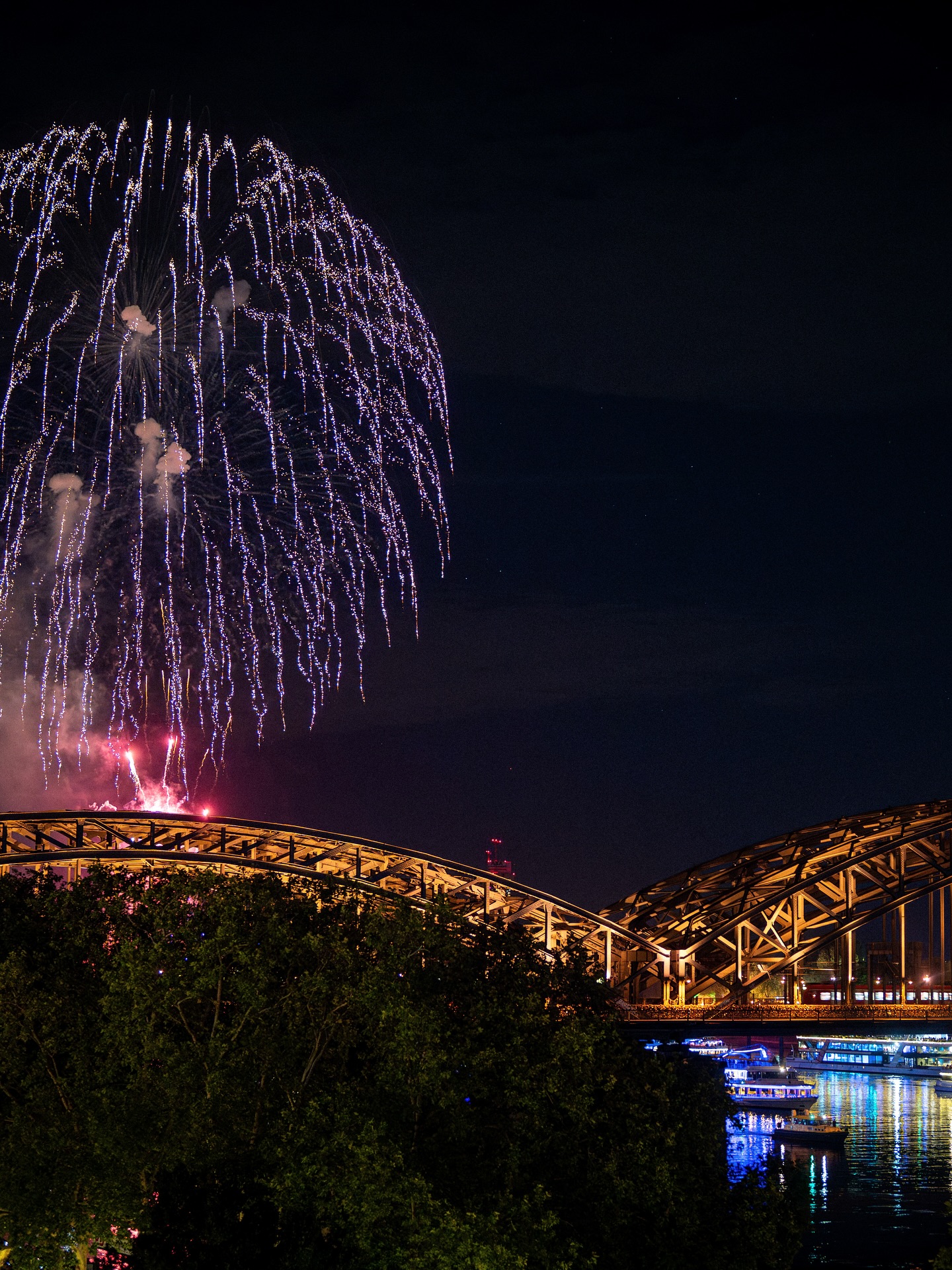 Exclusive Moments at the „Kölner Lichter“ 🎆
A summer evening of brilliance above the rooftops of Cologne – an elevated setting with the finest champagne and the majestic spectacle of the Kölner Lichter, one of Europe’s most iconic fireworks displays. ✨🍾🎆
Together, Richard Bavion Champagne and the Northern Lights Concept Store welcomed partners, friends, and family to an very special evening. In an atmosphere of exclusivity, sparkling indulgence blended seamlessly with inspiring conversations and a breathtaking view of the Rhine – creating an unforgettable experience.
A heartfelt thank you to all our guests and partners who shared this night and turned it into a radiant highlight. Many more extraordinary moments to come.
#CologneLights #KölnerLichter #NorthernLightsConceptStore #RichardBavion #Champagne #ExclusiveEvent #Partnerschaft #BusinessConnections #NetworkingNight #VIPGathering #LuxuryLifestyle #ExklusiveMomente #StyleAndConcept 📸 @desteye