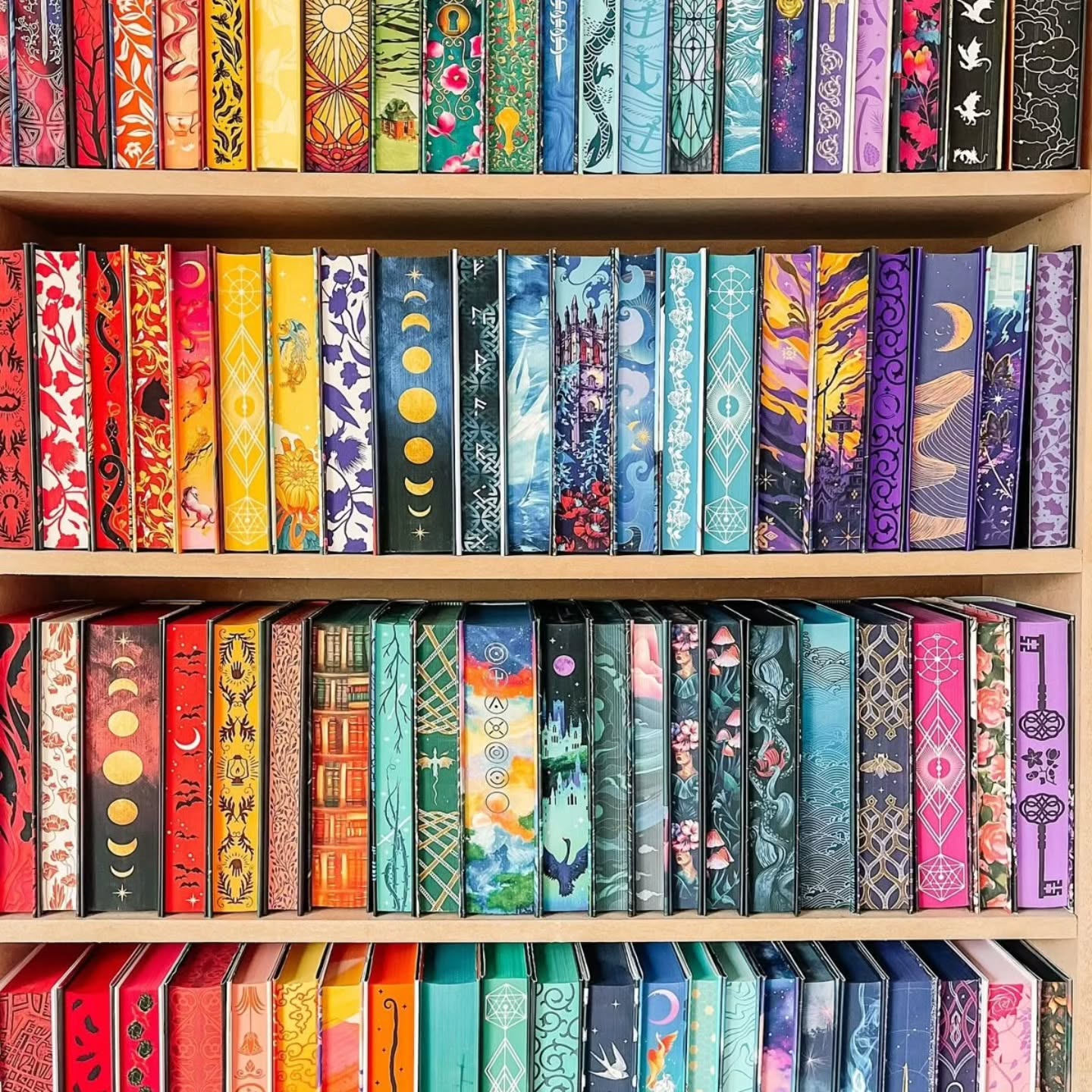 ✨ Limited Edition Sprayed Edge ✨
Welke boekenliefhebber wordt nu niet blij van die subtiele maar prachtige sprayed edges die een boek nét dat beetje extra geven? 📚 Ik alvast wel… en daarom denk ik eraan om The Lost Kynsera en The Marked Souls in hardcover uit te brengen met zo’n exclusieve afwerking.
👉 Geen prijsverschil, wél heel beperkt verkrijgbaar.
👉 Te bestellen via pré-order vanaf oktober en in beperkte aantallen beschikbaar op de Spicy & Steamy beurs, 4 oktober.
💭 Zou jij interesse hebben in zo’n editie?
Vul de poll in en laat me weten of ik dit werkelijkheid moet maken ✨
# foto tegen het scrollen 😅
#booktok #bookstagram #indieauthor #sprayededges #specialedition #hardcover #fantasybooks #darkromance #romantasy #limitededition #bookcommunity #bookcollector #exclusiveedition #spicyandsteamy