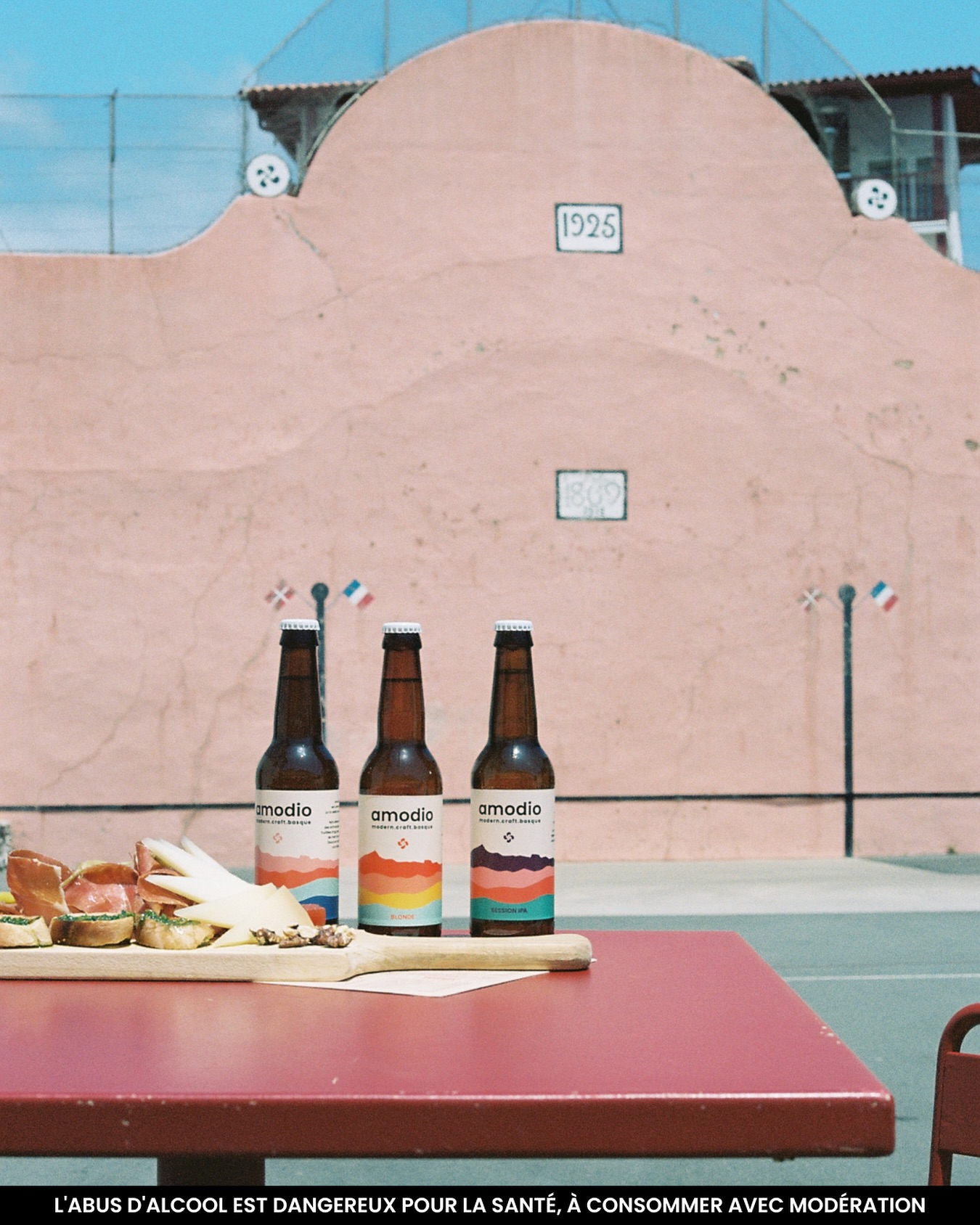 Notre ambition est de partager une bière inspirée par la richesse du Pays Basque, dans le respect des valeurs locales et en intégrant le style de vie de la beach culture.
Photo by @alixisaround 🙌🏽
#amodio #modern #craft #basque #beer #paysbasque
L’abus d’alcool est dangereux pour la santé, à consommer avec modération.