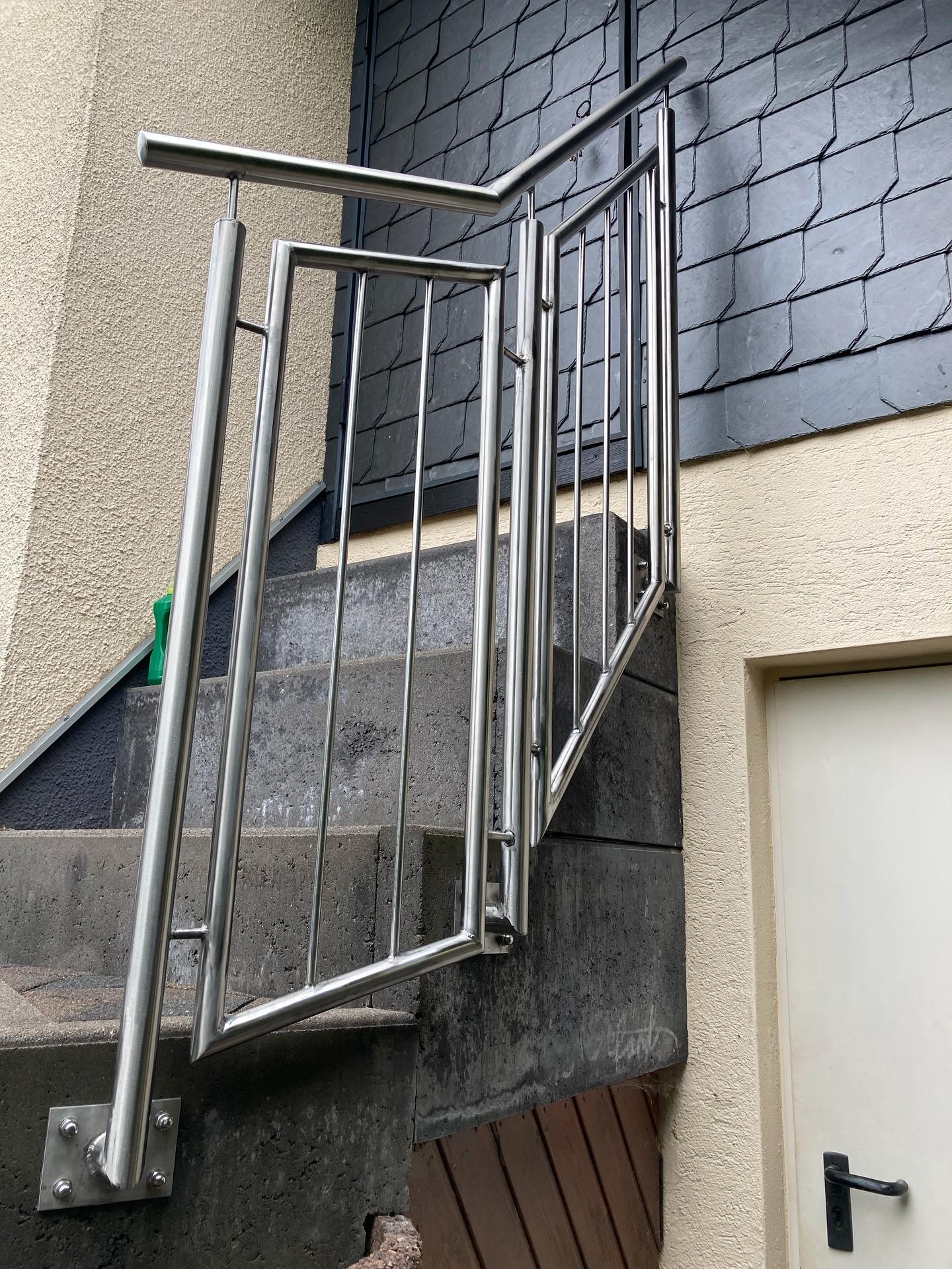 Edelstahlgeländer auf Kundenwunsch 👨🏭#metallbauer #geländer #edelstahl #metall #schweißen #handwerkskunst