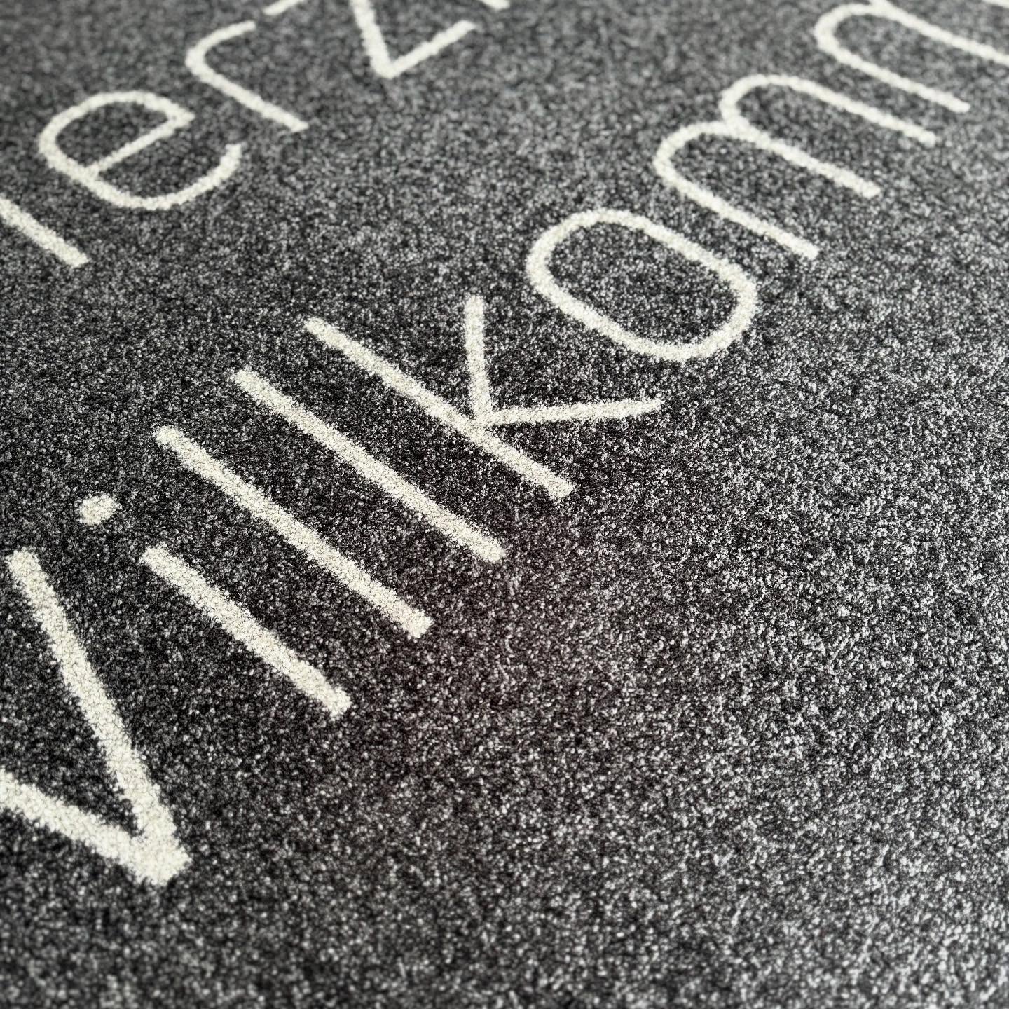 🧼 Sauberkeit trifft Branding – mit unseren bedruckten Schmutzfang- & Logomatten!
Perfekt für Eingangsbereiche, Shops, Events oder Büros – deine Marke schon beim ersten Schritt sichtbar. 🚪✨
✅ 100% PVC-frei
✅ geeignet für Fußbodenheizungen
✅ rutschhemmend & abriebsfest
✅ antistatisch
✅ licht- & waschecht
✅ keine Mindestbestellmenge
Der High-Twist-Nylon Floor sorgt für maximale Feuchtigkeits- & Schmutzaufnahme. Der Nitrilgummi-Rücken garantiert stabilen, rutschfesten Halt.
#Logomatten #Schmutzfangmatten #Werbetechnik #ICDWuppertal #Branding #largeformatprinting #digitaldruck #teppich #ladenbau