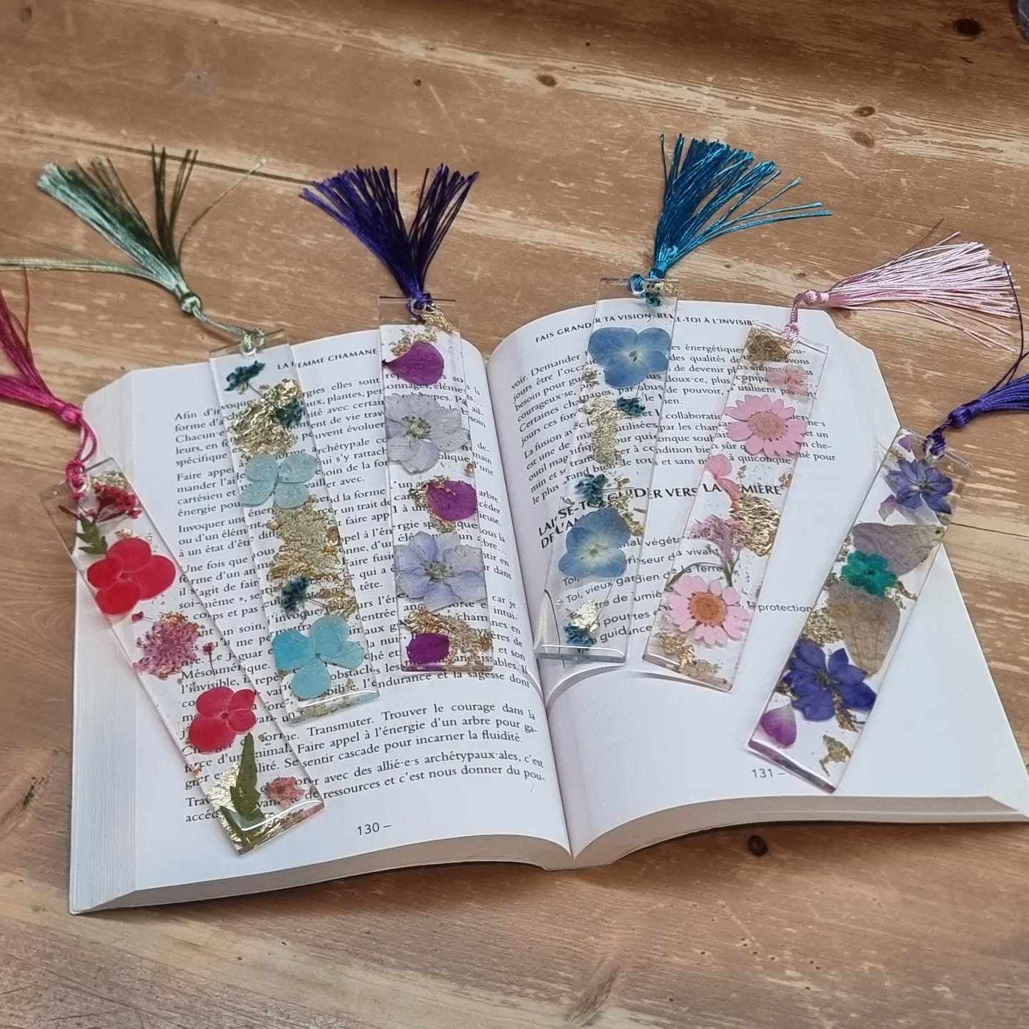 🌸 Nouveau-nés de l’atelier 🌸
Je viens de terminer ces marque-pages en résine époxy ✨
De vraies fleurs séchées y sont délicatement enfermées, pour un intérieur éclatant de couleurs 🌈
De petites touches de nature à emporter dans vos lectures préférées 📚
#resineepoxy #faitmainavecamour #marquepageunique #fleurssechees #couleurs #resine