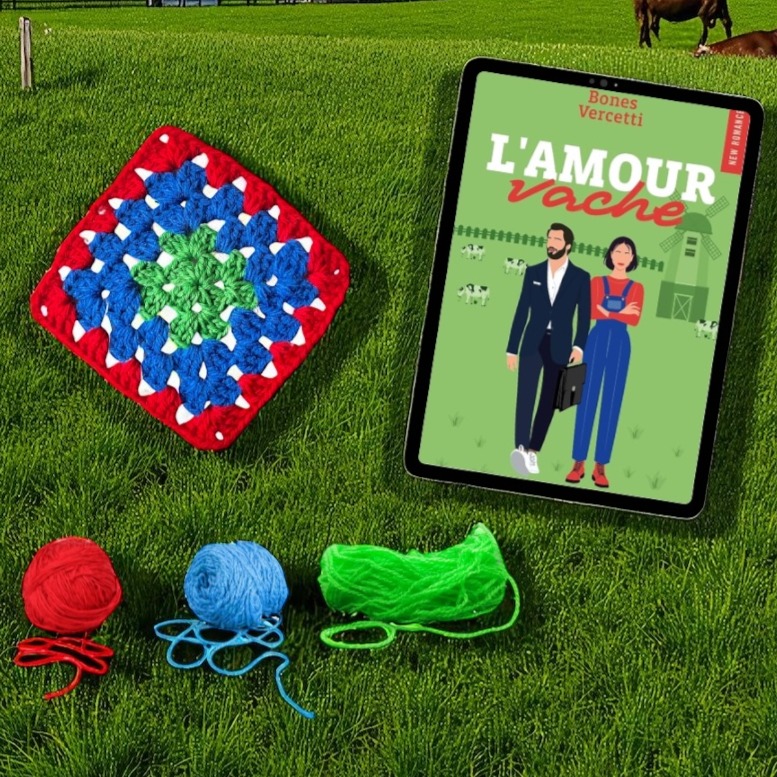 Vous vous souvenez de mon projet “1 livre, 1 carré granny” ?
Le principe est simple : à chaque livre lu, je crochète un carré de granny inspiré des couleurs de sa couverture. À la fin, tous ces carrés formeront un grand plaid qui sera comme une bibliothèque de laine, un patchwork de mes lectures.
Bon j'avoue j’ai pris un peu de retard dans la confection des carrés , mais pas dans mes lectures… puisque j’en ai déjà dévoré une quarantaine (oups).
Aujourd'hui je vous parle de L’amour vache de @bonesvercetti
On y rencontre Tamara, agricultrice qui lutte pour sauver l’exploitation laitière familiale, et Amaury, mandataire judiciaire citadin parachuté en bottes dans ce monde qu’il ne connaît pas. Leur rencontre est… explosive ! Mais entre piques et entraide, une lueur inattendue perce à travers a boue et les chiffres.
J’ai beaucoup aimé ce roman, qui aborde avec émotion les difficultés du monde agricole, mais toujours avec une bonne dose d’humour. Bones Vercetti est une autrice que j’apprécie énormément, et une fois de plus je me suis régalée.
Et vous, quelle est votre lecture du moment ?
.
.
.
#1livre1granny #bonesvercetti #grannychallenge #crochetgram #crochetgrannysquare #lamourvache #books #panieraugustine #lecturedumoment