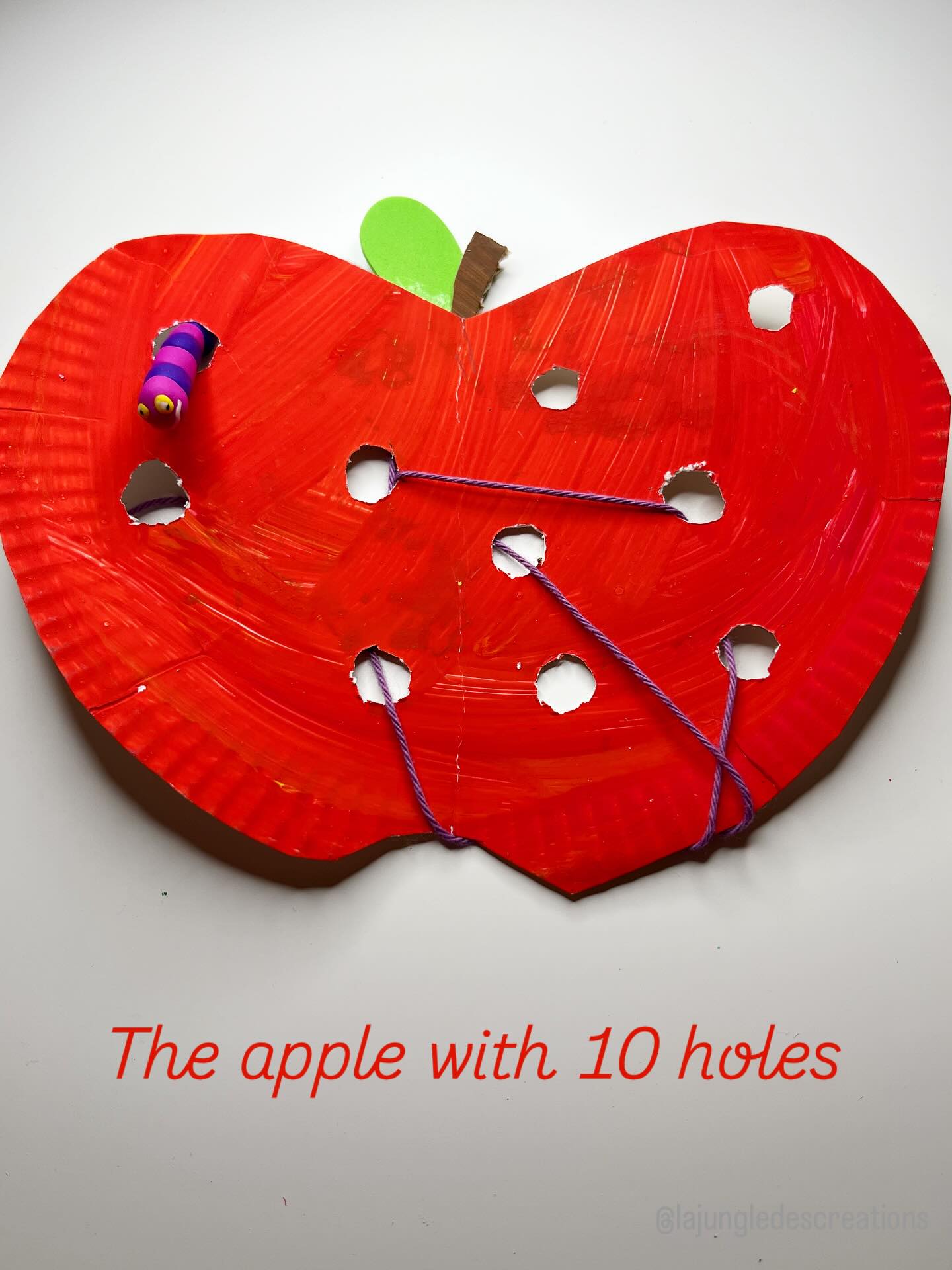 🇬🇧 Weaving Apples – Counting and Writing with a Little Caterpillar 🍎
Learning numbers and letters can be so much fun when it turns into a game! Here’s a simple DIY activity that you can easily make at home: a playful apple with a tiny caterpillar weaving through it, perfect for practicing counting or even writing letters.
The idea is simple: the caterpillar has nibbled lots of little holes in the apple… and now it wiggles through them to form letters, or to travel from 1 to 10 (or backwards from 10 to 1!).
At home, we kept a very easy version, but you can easily adapt it for older kids—for example, by having the caterpillar follow the results of small math problems. That way, the game grows with your child!
It’s seasonal, creative, educational, and such a fun way to sneak in some learning before heading back to school. 🍏🐛
Materials:
- paper plate
- paints (products offered by @cleopatre_collesetcouleurs ) + a brush
- cutter
- yarn
- tape
- optional: a caterpillar made of polymer clay or beads (we tried both, and the polymer version was our favorite)
Steps:
1. Paint the paper plate.
2. Cut it into the shape of an apple.
3. Punch 10–20 small holes inside.
4. Make a tiny caterpillar and tie it to a 40–50 cm piece of yarn.
5. Tape the free end of the yarn to the back of the apple.
6. For the counting version: write numbers from 1 to 10 and let the caterpillar crawl through in order—or backwards from 10 down to 1!
—
🇫🇷 Pommes à tisser – Compter et écrire à l’aide d’une petite chenille 🍎
Et si on apprenait à compter et à écrire de façon ludique ? Voici un petit jeu maison, tout simple à réaliser, qui permet d’explorer les chiffres ou les lettres avec une adorable chenille.
Le principe est très facile : la chenille a grignoté plein de petits trous dans la pomme… et elle s’y faufile pour former des lettres, ou bien pour passer de 1 à 10 dans l’ordre (ou à rebours !).
Chez nous, la version numérique est volontairement simple, mais pour les plus grands, on peut complexifier : par exemple en faisant passer la chenille par les résultats de petits calculs.
Matériel et réalisation: voir ci-dessus en anglais.
—
#defidesmainscreatives