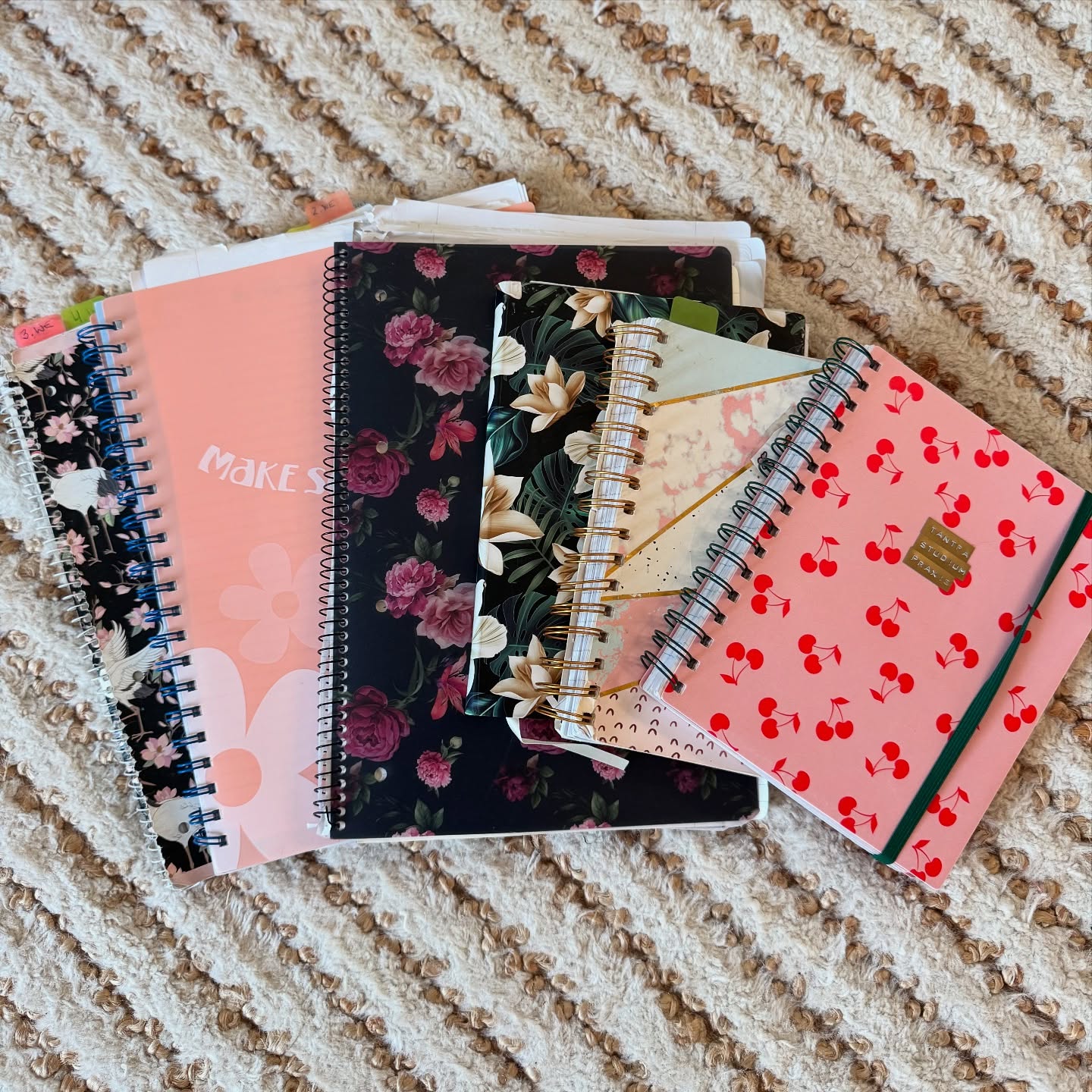 Meine wichtigsten Unterlagen um mich weiterzuentwickeln? Meine Mitschriften und Sessions mit meiner Lehrerin.
Im Tantra gibt es wenig Bücher die dir etwas "bringen" wenn du keine Lehrerin hast.
Was du brauchst, ist die Anbindung an eine/n erfahrene/n Lehrer/in – und vor allem deine eigene Praxis.
Deine persönliche Erfahrung ist der Schlüssel: Sie bringt dich näher zu dir selbst, schafft Verbindung über die Matte hinaus und lässt dich dein „Warum“ entdecken.
Tantra ist nicht getrennt vom Alltag – alles wird eins - und darum geht's im Yoga. Es geht um deine Energie: sie bewusst wahrzunehmen, zu nutzen und dich von ihr tragen zu lassen. So kannst du mit Herausforderungen und vor allem auch mit alten Erinnerungen umgehen, ohne von ihnen erschüttert zu werden oder von ihnen bestimmt/definiert zu werden.
Glück entsteht für mich nicht weil im Außen alles „passt“, sondern weil ich so oft wie möglich im Moment bin – verbunden, bewusst, lebendig.
Tantra gibt uns so viel Tools dazu genau das immer wieder zu üben und mein Verständnis für Yoga hat sich die letzten Jahre so entwickelt.
Weniger ist auch im Tantra mehr. Mehr Embodiment, mehr Bewusstsein deines Geists und auch das spüren deines Herzraums, um deine Energie für die dir wirklich wichtigen Dinge deines Lebens zu nutzen.
Bist du bereit, dich nach innen zu wenden, anstatt immer nur vorwärts?
Next Tantra Sepcials:
21.09.
12.10.
02.11.
Für alle Levels.
Alle Termine unabhängig voneinander.
❤️🔥❤️🔥❤️🔥❤️🔥