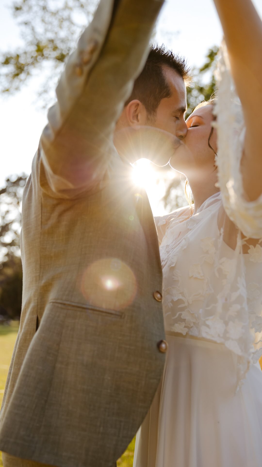 đïž VLOG - Mariage de Camille et Clement au @chateaudeflixecourt !
Jâinaugure ce nouveau format, pas sans mal je dois dire ! NâhĂ©site pas Ă me dire ce que tu en penses en commentaire âŹïž
ââ
#melanievauryphotographe #photographemariageamiens #chateaudeflixecourt #photographemariagehautsdefrance#vlogmariage#vlogphotographe
