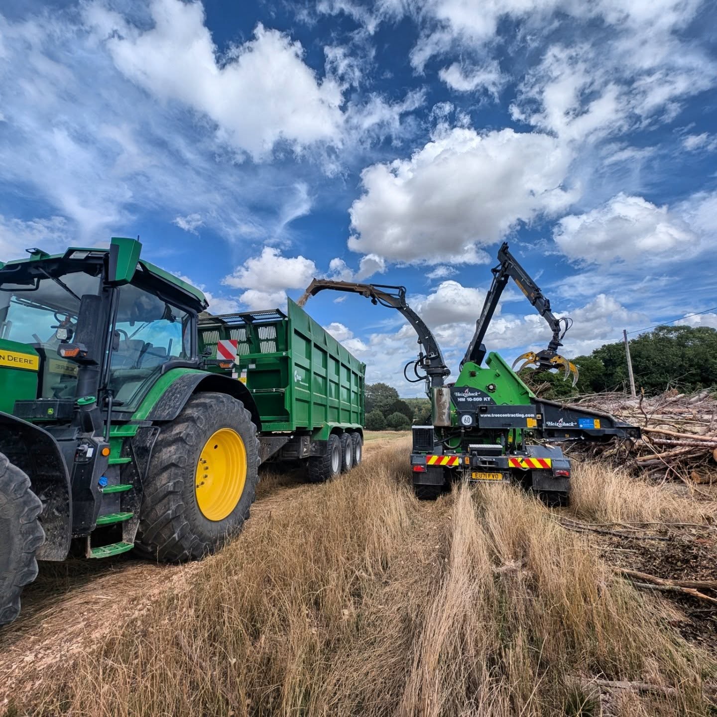 Spot of biomass chipping for @apsleyfarms earlier this week, keeping the stockpile topped up 🍟
@crawfordsmachinery
@valtraukie
@fuelwoodwarwick
#biomass #heizohack #biomasschipping #siteclearance #forestry #valtra #kesla #hampshiretreesurgeon #winchestertreesurgeon #andovertreesurgeon #wiltshiretreesurgeon #salisburytreesurgeon