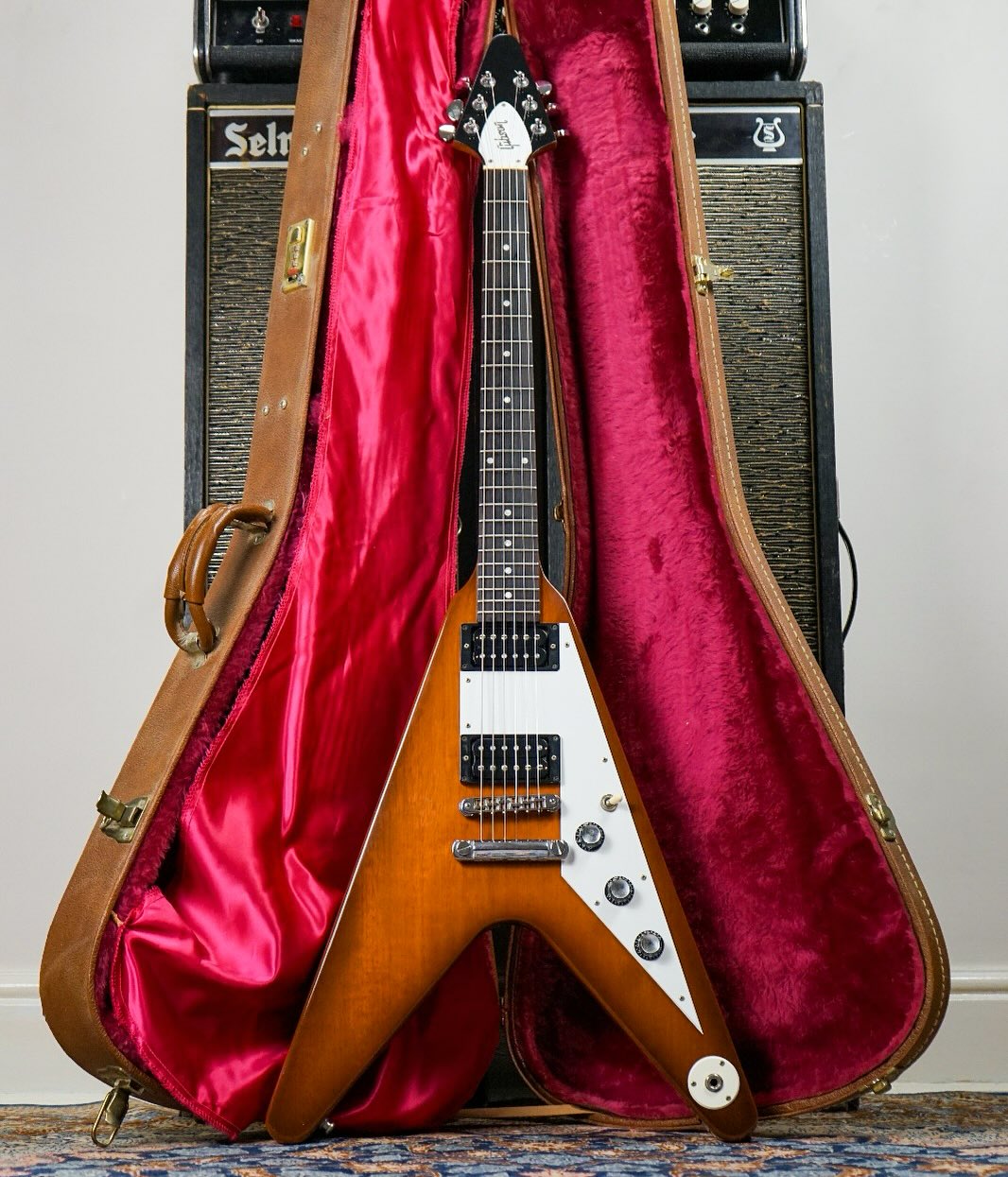 2000 Gibson ‘98’ limited edition Flying V in ‘Natural Burst’.
A killer Flying V produced only for a few years, introduced in 1998 to mark the model’s 40 year anniversary.
It features a mix of the best specs 1958-67, including traditional ‘in line’ vol/tone controls, a 60s ‘oversize’ truss rod cover and a beautiful ‘Natural Burst’ finish (almost like a ‘Korina’ burst).
Big fat neck, Gibson 496R/500T Humbuckers - and a gorgeous tan case with shroud.
I’m asking £1495 for this one - get in touch if interested!