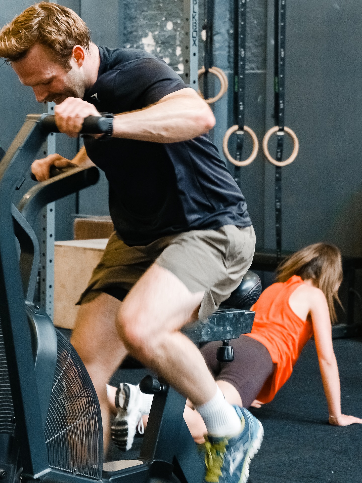 Sun’s dipping earlier, mornings feel colder, and the “I’ll skip today” thoughts creep in fast. 🍂
That’s exactly when training solo gets tough…
But in here, nobody’s doing it alone!
Classes hit different because everyone’s fighting the same battle👊🏾shorter days, darker nights, less motivation😕
And that shared struggle? That’s where the accountability kicks in.
You show up for yourself, but you stay because the crew keeps you in check.
Energy bounces off the room, and suddenly the hard part feels lighter!