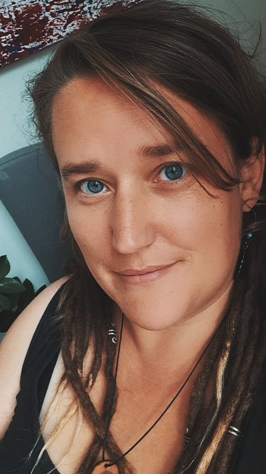 Meine Erfahrungen bestimmen mein Handeln und wenn ich sie mir nicht anschaue, völlig unbewusst.
Ich begleite meine Kinder unter dem Einfluss meiner eigenen Geschichte. Oft versuchen wir das tolle zu reproduzieren und das schlechte oder was uns gefehlt hat, anders zu machen. Unsere Geschichte ist die Grundlage für unser Sein - doch was wäre, wenn wir unabhängig davon frei aus dem Herzen unsere Kinder begleiten?
Ich schließe Frieden mit meiner eigenen Geschichte und kann dann die meiner Kinder ohne Altlasten entstehen lassen ♡
》Wir klingt das?
Genau das passiert in DEEP POWERFUL ROOTS, meinem 13 Wochen Programm zu deiner wahren Mutterrolle.
Mehr Infos im Profil oder schreib mir einfach ei r DM.