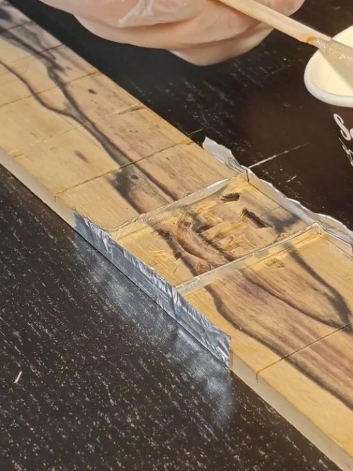 The pale moon ebony fretboards got some epoxy/mica inlays. The powder itself is a sort of glittery glass and makes for a really nice pop on the wood.
One fretboard is for a build for @latehonkola and received an inlay of the @kollectivist_official logo
While the other, for @jakurtti got a slight modification to the standard Feathers of Icarus inlay in the form of oak leaves. These will get some additional detail once the fretboard gets radiused.
Poured the inlays, added the binding, and sanded everything nice and flush. These boards are looking great alreadyšš¼
#ipguitars #luthier #guitarbuilder #guitarinlay #epoxypour #customguitar #guitars #palemoonebony