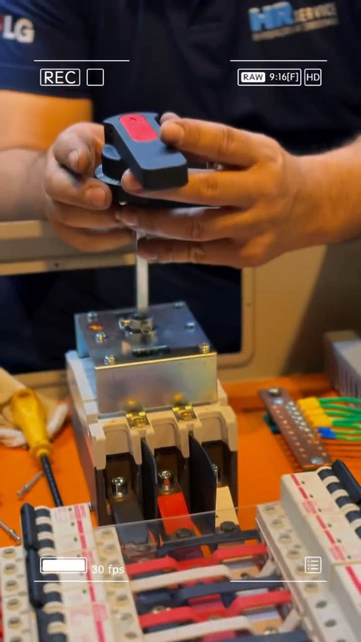 🚀 Tecnologia e eficiência no ar!
Um pouco dos bastidores da montagem de um quadro de automação para sistema de ar condicionado central.
🔧 Cada detalhe é pensado para garantir:
✅ Conforto térmico
✅ Economia de energia
✅ Maior vida útil dos equipamentos
✅ Controle inteligente e confiável
💡 A automação é o coração do sistema — é ela que garante que tudo funcione de forma integrada e precisa.
👉 Assista ao vídeo e veja como a tecnologia transforma o jeito de climatizar grandes ambientes!
#Automação #ArCondicionadoCentral #Tecnologia #EficiênciaEnergética #Refrigeração #eletrica #AVACR #Splitao