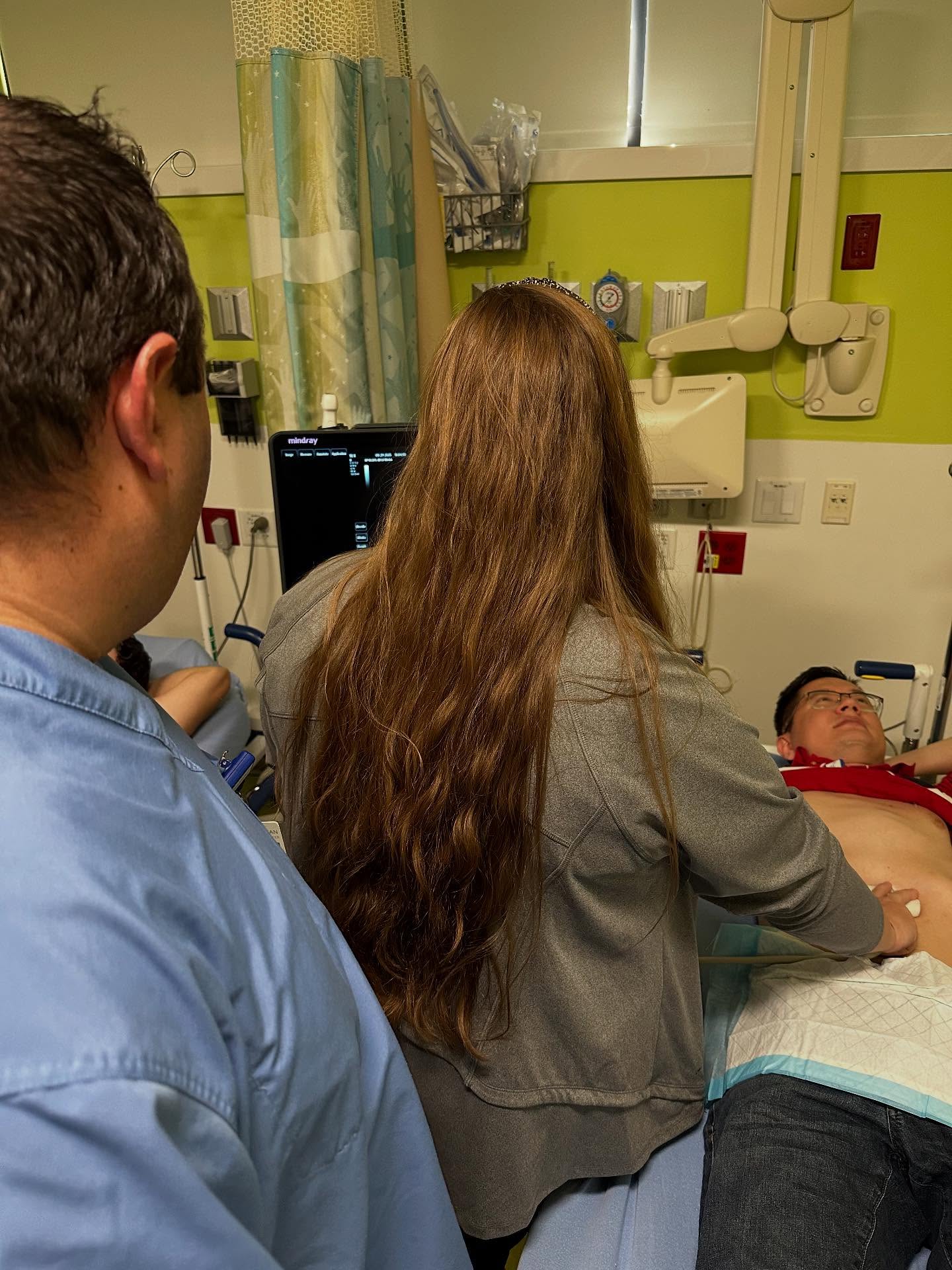 During our ultrasound rotation, PGY-1 Kianna Friesz, MD, practiced her POCUS skills during today’s conference 👌👏🏻👏🏻 #ultrasound #pocus #residentphysician #er #doctor #bedsideultrasound #emergencyroom