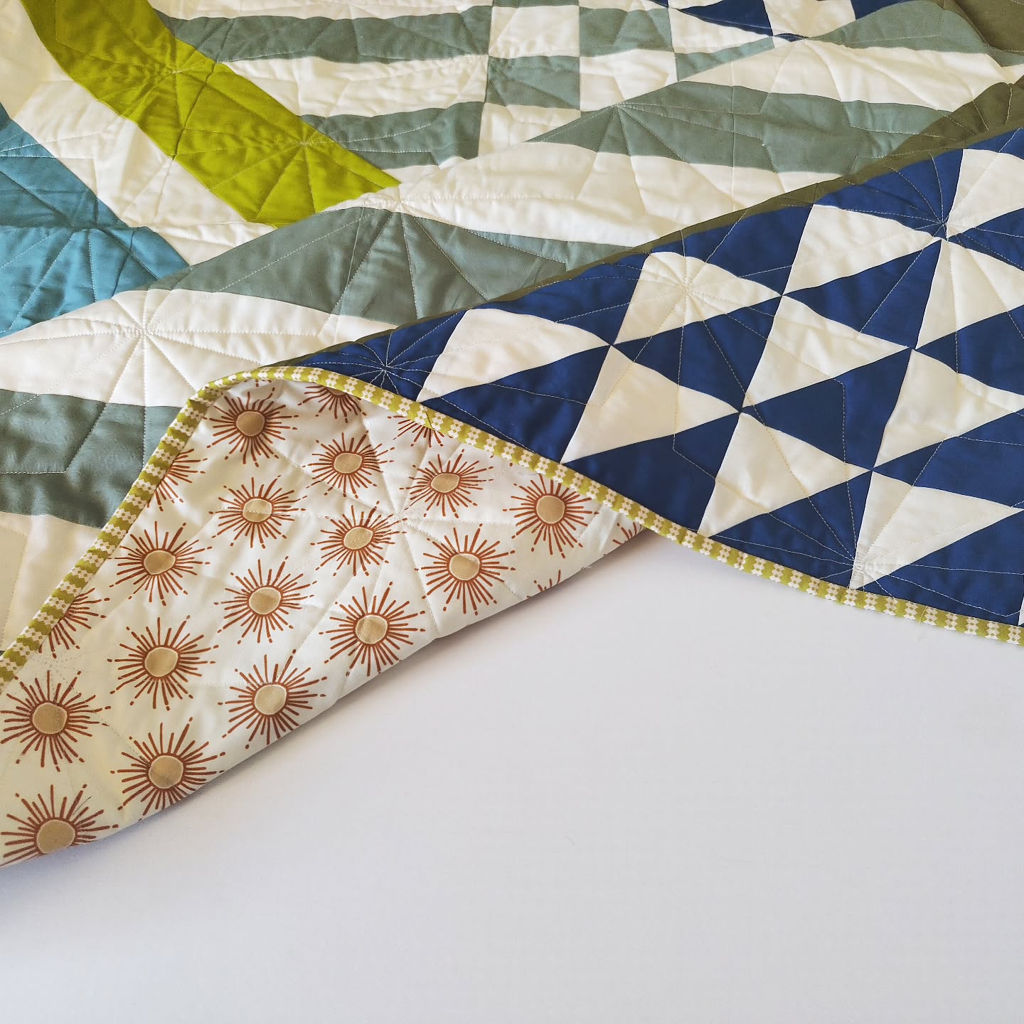 Pattern Pending ©️
The @saltlakemqg Mystery Block of The Month is nearing its end, which means the pattern will be available in the coming months!
I just got this quilt back from @dizzlepopshop and the quilting is 😍😍😍
I can't wait to share this full quilt soon!
.
Fabrics: @artgalleryfabrics Pure Solids + the most lovely Gleaming Suns print by @maureencracknell for the backing and some yummy Diamond Stipes by @suzyquilts for the binding ✨
.
#improvquilting #quilt #quilting #modernquilting #modernquilt #patchwork #artgalleryfabrics #agfpuresolids