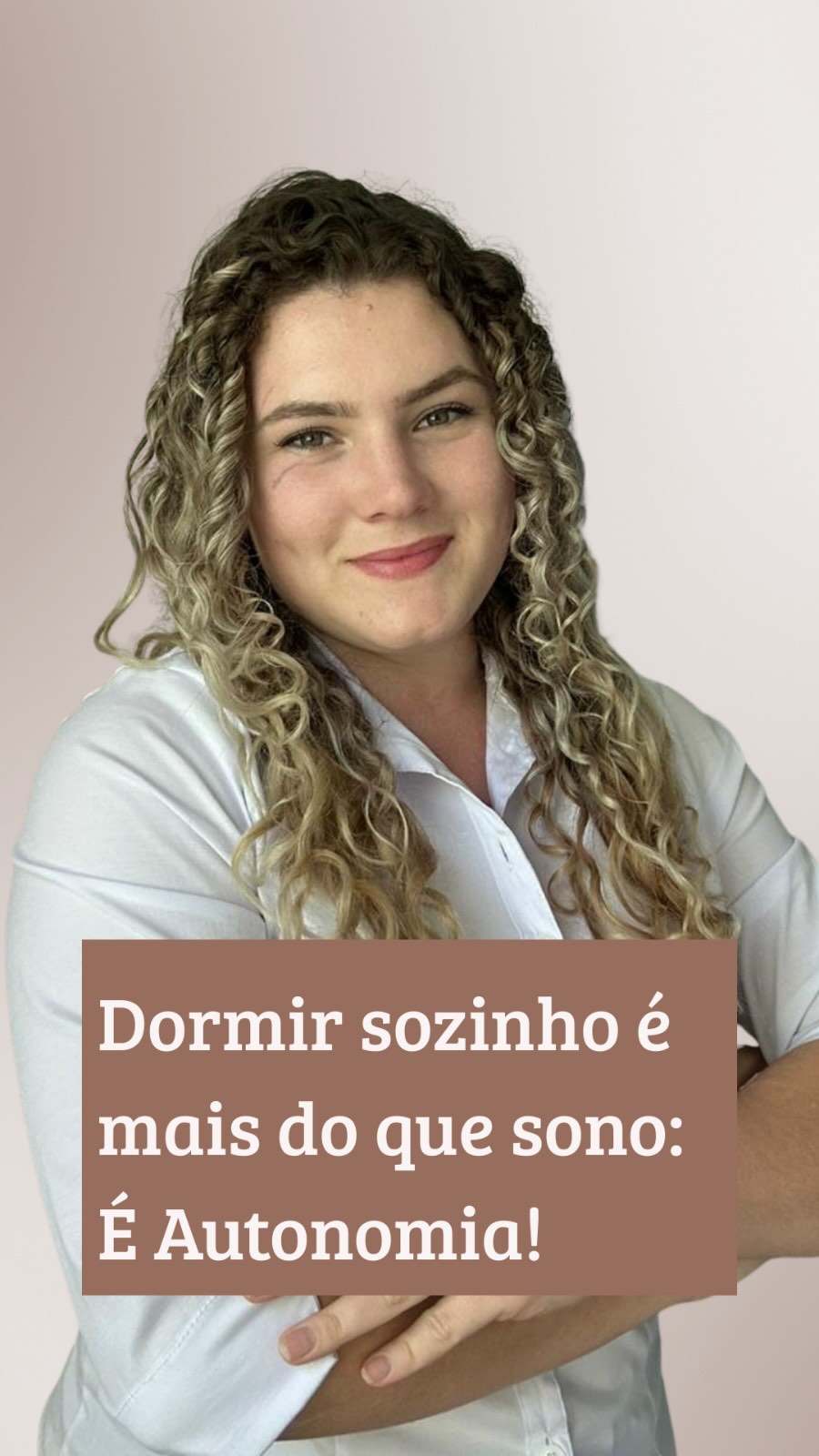 ✨ Dormir sozinho é muito mais do que um hábito de sono.
É quando a criança aprende que existe um espaço só dela…
e que os pais também têm o espaço deles.
💭 Esse movimento conversa diretamente com a resolução do Complexo de Édipo:
a criança começa a compreender limites, papéis e a construir segurança emocional mesmo quando está longe dos pais.
🛏️ Dormir no próprio quarto é um passo poderoso para o desenvolvimento emocional e para vínculos mais saudáveis no futuro.
👉 No próximo vídeo vou trazer dicas práticas para essa transição.
Já passou por isso aí em casa? Me conta aqui nos comentários 👇
#psicologamichelledalcol #maternidadereal #desenvolvimentoinfantil #saudementalmaterna