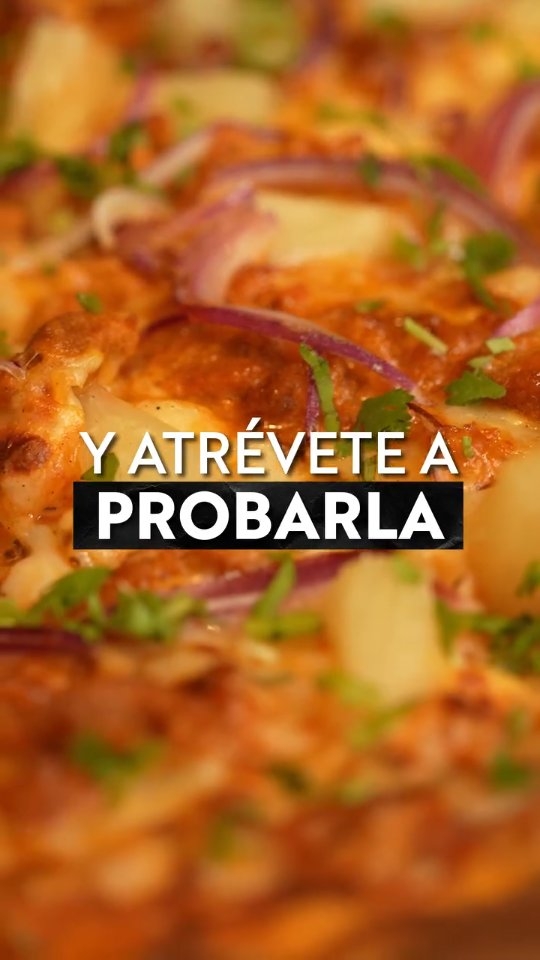 ¿Taco o pizza? Dijimos: ¿por qué no los dos? 🌮🍕
Dale play y mira cómo preparamos nuestra icónica pizza al pastor, una joya mexicana servida en rebanadas.
📍 Disponible en nuestras sucursales de Explanada Pachuca o Explanada Puebla
.
.
.
#PizzaLovers #PizzaSaludable #PizzaDeliciosa #HealthyPizza #PizzaTime #AmantesDeLaPizza