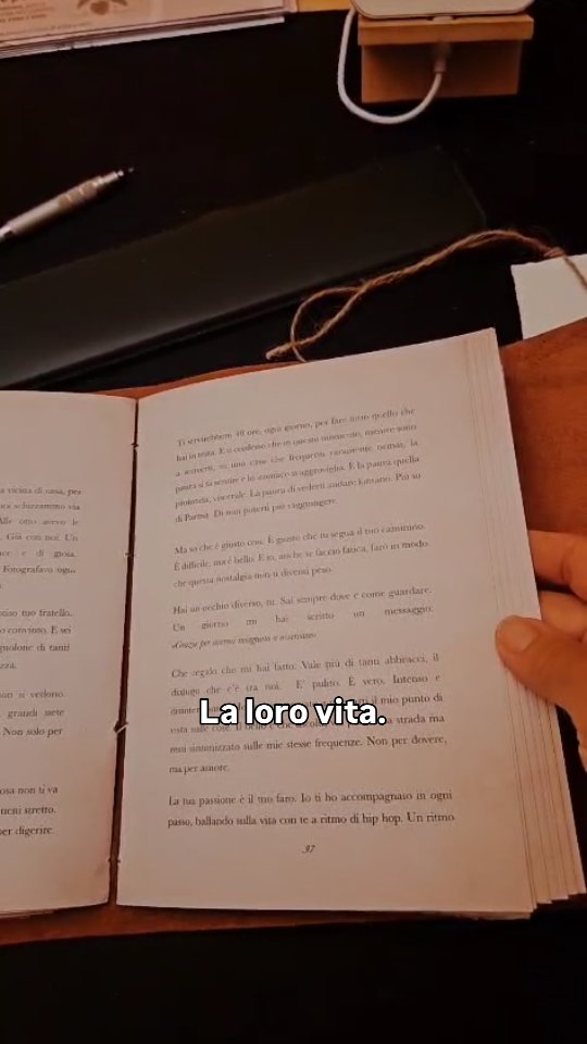 𝗧𝗘𝗦𝗧𝗜𝗠𝗢𝗡𝗜𝗔𝗟𝗦
𝑷𝒆𝒓𝒄𝒉𝒆̀ 𝒓𝒆𝒈𝒂𝒍𝒂𝒓𝒆 𝒐 𝒓𝒆𝒈𝒂𝒍𝒂𝒓𝒔𝒊 𝒖𝒏 𝒍𝒊𝒃𝒓𝒐 𝒑𝒆𝒓𝒔𝒐𝒏𝒂𝒍𝒊𝒛𝒛𝒂𝒕𝒐?
𝑬 𝒄𝒐𝒔𝒂 𝒔𝒊 𝒑𝒓𝒐𝒗𝒂 𝒊𝒏 𝒒𝒖𝒆𝒔𝒕𝒂 𝒆𝒔𝒑𝒆𝒓𝒊𝒆𝒏𝒛𝒂?
𝑪𝒐𝒎𝒆 𝒓𝒆𝒂𝒈𝒊𝒓𝒂̀ "𝒊𝒍 𝒅𝒆𝒔𝒕𝒊𝒏𝒂𝒕𝒂𝒓𝒊𝒐"?
𝑬 𝒄𝒉𝒆 𝒇𝒐𝒓𝒎𝒂 𝒂𝒗𝒓𝒂̀ 𝒊𝒍 𝒓𝒊𝒔𝒖𝒍𝒕𝒂𝒕𝒐 𝒇𝒊𝒏𝒂𝒍𝒆?
Posso provare a raccontare la bellezza di ogni progetto con mille post, video e stories. Ma nessuno saprà farlo meglio di lei, che con la voce rotta dall'emozione ha dato un senso profondo al mio lavoro.
🔊AUDIO ON
✍️C'era una volta...la tua storia!
👉Prenota il tuo libro, fai felice chi ami.
#dilloconunlibro #regalocoppia #regalosposi #regalomarito #regalomamma #regalofigli #regaloanniversario #bridetobe👰 #ideenozze #ideeregalopersonalizzate #libropersonalizzato #lovebook #libromatrimonio #librodicoppia