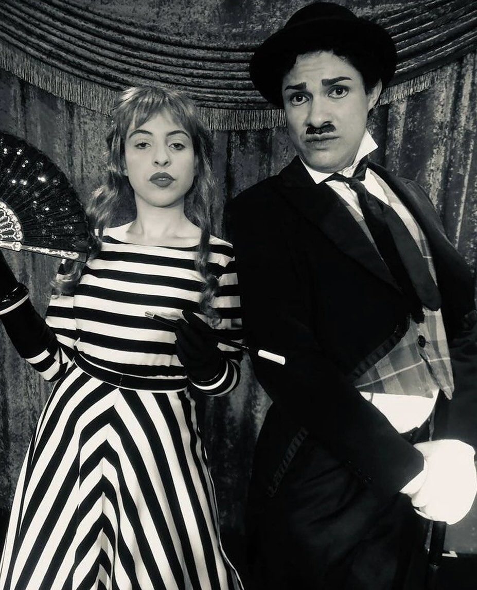 🎭✨ Setembro Amarelo ✨🎭
No silêncio do cinema mudo, Chaplin reaparece em nossa intervenção “Smile”, trazendo plaquinhas com mensagens de gentileza, acolhimento e esperança. Em cada gesto simples, um convite para lembrar que cuidar da saúde mental é também valorizar a vida. 💛
A arte tem o poder de tocar, emocionar e abrir diálogos que muitas vezes ficam escondidos. Por isso, a Cia Cambaio leva às empresas, shoppings e instituições intervenções artísticas que transformam o ambiente em um espaço de empatia e conexão.
👉 Porque, às vezes, um sorriso silencioso fala mais alto do que mil palavras.
#SetembroAmarelo #Smile #SaudeMental #Acolhimento #Gentileza #CiaCambaio #TeatroCorporativo #EventosEmpresariais #EventosSP #CulturaTransforma #DiversidadeEInclusão #Endomarketing #SIPAT #ArteQueTransforma #TeatroInfantil #ResponsabilidadeSocial