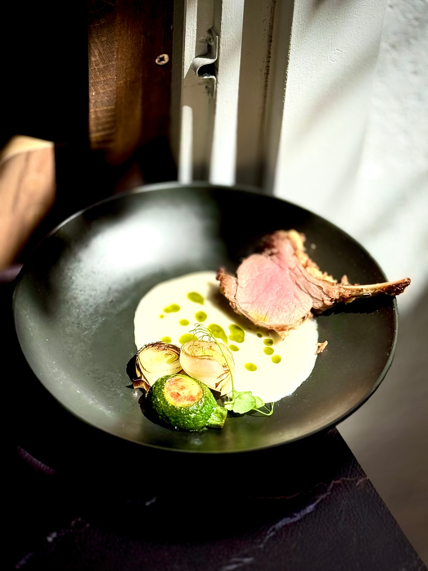 🥩✨ L’Aube au Mille Épices ✨🥩
Extérieurement dorée, intérieurement juteuse 🔥
Accompagnée d’oignons frits croustillants 🧅、poireaux frais 🌿 et courgettes fondantes 🥒, relevée d’un jus corsé d’agneau 🍷。
🍂 En Chine, l’automne naissant est la saison idéale pour savourer l’agneau : généreux, réconfortant, il réchauffe le corps et l’esprit.
Le poireau, de son côté, sublime la viande, équilibre les saveurs et fortifie le corps 💪。
⸻
🥩✨ 烤至外香内嫩的战斧羊排 ✨🥩
搭配酥脆炸葱 🧅、大葱段 🌿 和西葫芦 🥒,淋上浓郁羊汤汁 🍷。
🍂 初秋正是吃羊肉的好时节,温暖滋补;
大葱正当季,既能增香去膻,又能补气血,与羊肉相得益彰 💫。
【Menu du Soir】
📖 Réservation: www.bistrowu.com
#aix #aixenprovence #aixmaville #aixenpce #aixenprovencetourism #aixenprovencesortie #aixoise #Foodie #InstaFood #CuisineChinoise #Gastronomie #FusionFood #MeatLovers #羊肉料理 #秋日滋味 #美食分享 #foodart