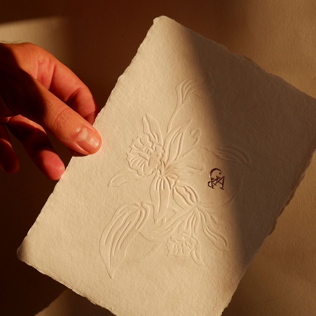 Este menú no solo es un trabajo artesanal, también es un homenaje. ✨
La inspiración nace de una historia familiar: el abuelo de Gabriella fue botánico, y de ahí surge la idea de dar protagonismo a la naturaleza en cada detalle.
En el diseño, grabado a mano sobre papel artesanal, aparece en relieve una flor de orquídea Cattleya, típica de su región y símbolo de elegancia y delicadeza.
Cada menú está elaborado mediante un proceso artesanal con varias placas de metal, que permiten conseguir los relieves y el acabado dorado en las letras. Un trabajo lento y dedicado, para reflejar el amor y la historia detrás de esta celebración.
Porque los detalles cuentan… y las historias aún más.
Gabriella & Ayush
WP. @rossilandazurieventos
#HechoAMano #PapelArtesanal #papeleriapersonalizada #papeleríaparaeventos #DetallesQueEnamoran