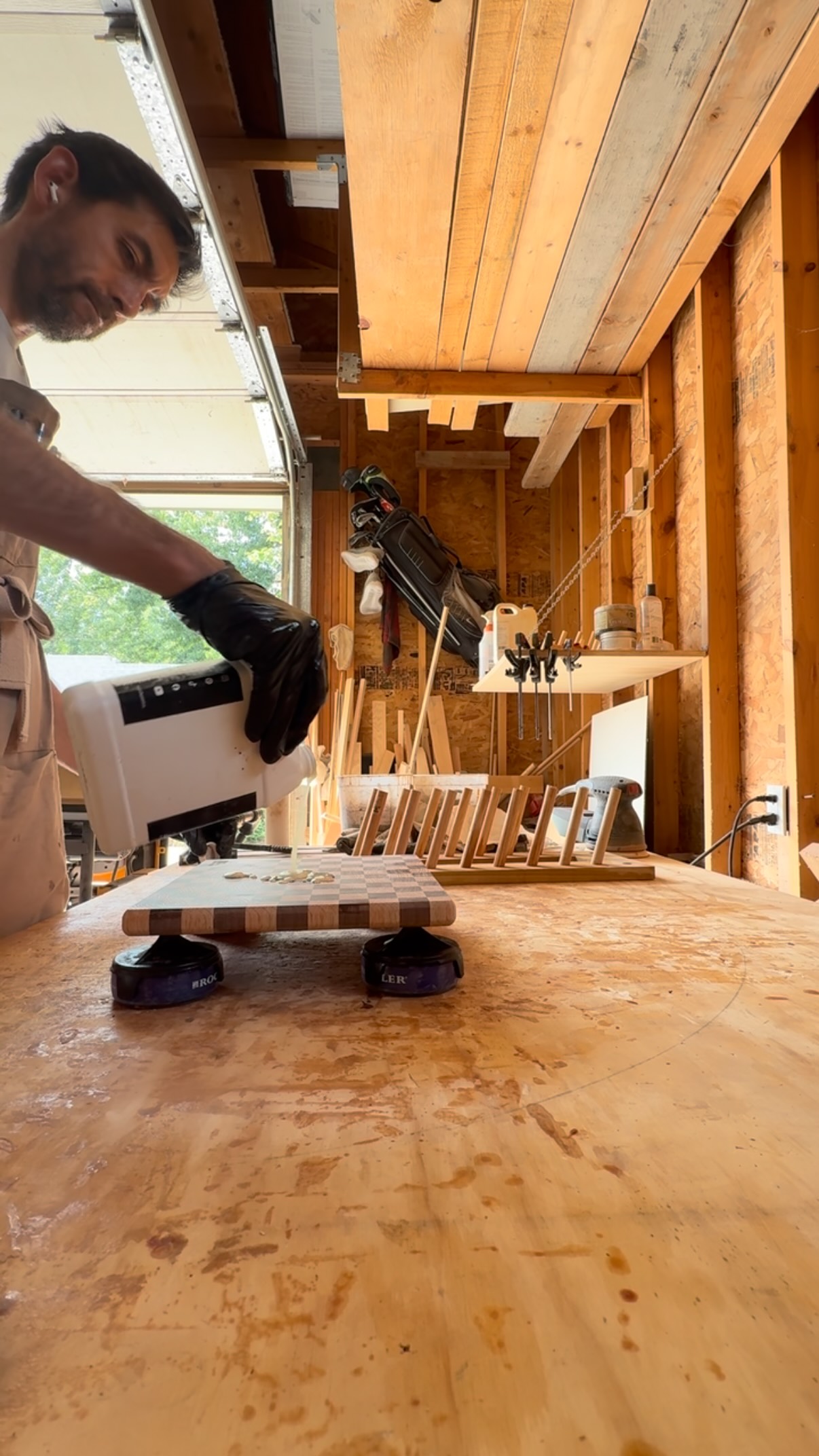Always fun to oil up a batch of boards with @rmpfinishes cutting board oil to see how the grain pops to life!
#homadewoods #woodworking #smallbusiness #cuttingboard #woodcuttingboard #cuttingboards #rmpfinishes