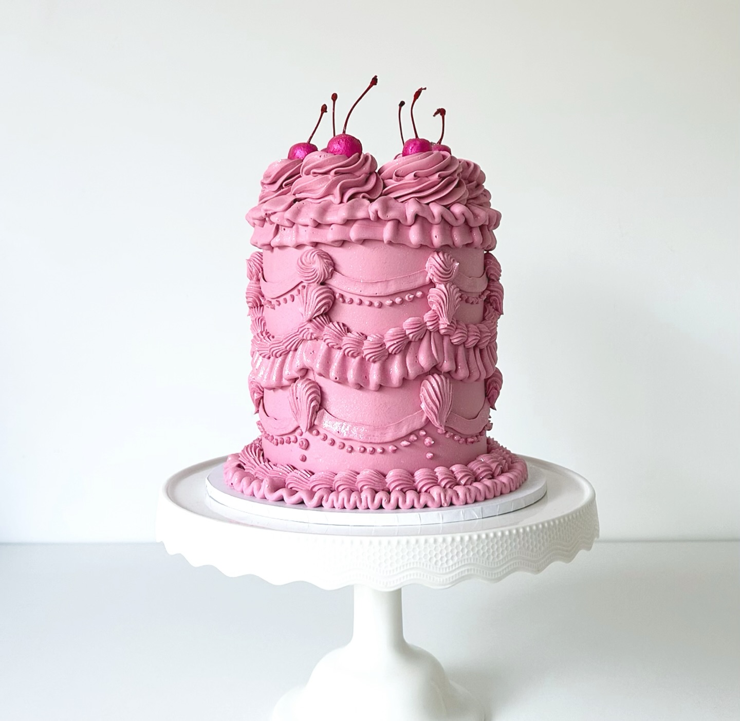 This pink vintage beauty still has my heart 💕✨ Hand-piped with the finest details, finished with glitter and topped with the sweetest cherries 🍒 It was absolutely gorgeous and such a joy to create!
Should I add this design to the online shop? Let me know in the comments 👇💭
#SweetRetreatNZ #VintageCake #PinkCake #CherryOnTop #HandPiped #ButtercreamDreams #CakeGoals #CakesOfInstagram #BakersOfInstagram #PartyCake