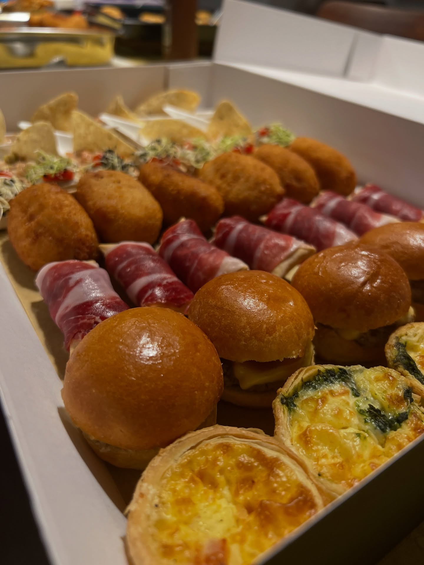 ¿Un plan para hoy? No importa si es con amigos o con el equipo de la oficina, nuestro picoteo frío es la solución perfecta. Cero complicaciones, solo puro sabor para compartir y hacer de cualquier reunión, una ocasión especial. ¡Transforma tus encuentros en momentos inolvidables!
Hashtags:
#Picoteo #PicaPica #ComidaParaCompartir #Catering #CateringDeEventos #CateringMadrid #CateringBarcelona (o tu ciudad) #ComidaADomicilio #ReunionesDeTrabajo #TardeConAmigos #EventosCorporativos #FingerFood #BreakDeOficina #ComidaParaEmpresas #SnackTime