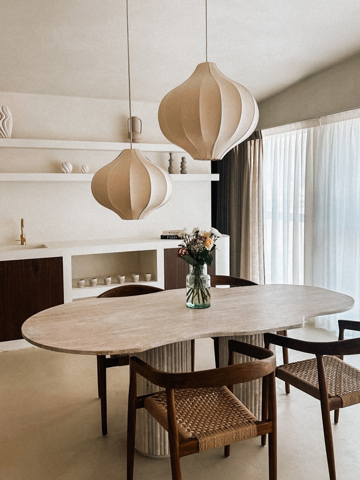 Hello september ! 🤎🫶🏼
C’est l’heure de la rentrée, par ici nous préparons l’arrivée de pièces nées de nos voyages et de nos inspirations lointaines.
Des créations où la matière et le savoir-faire rencontrent l’ailleurs. Nous avons si hâte ! ✨
Nos Iconiques, que vous aimez tant, continuent de rejoindre vos intérieurs chaque jour, alors pour cela : MERCI ! 🤎
Ici, un mix & match imaginé par @cosstudio.design , entre la table BILLIE et la table CÉLESTE, on adore ! ✨
•
•
•
#mada #travertin #home #travertine #stone #homesweethome #organichouse