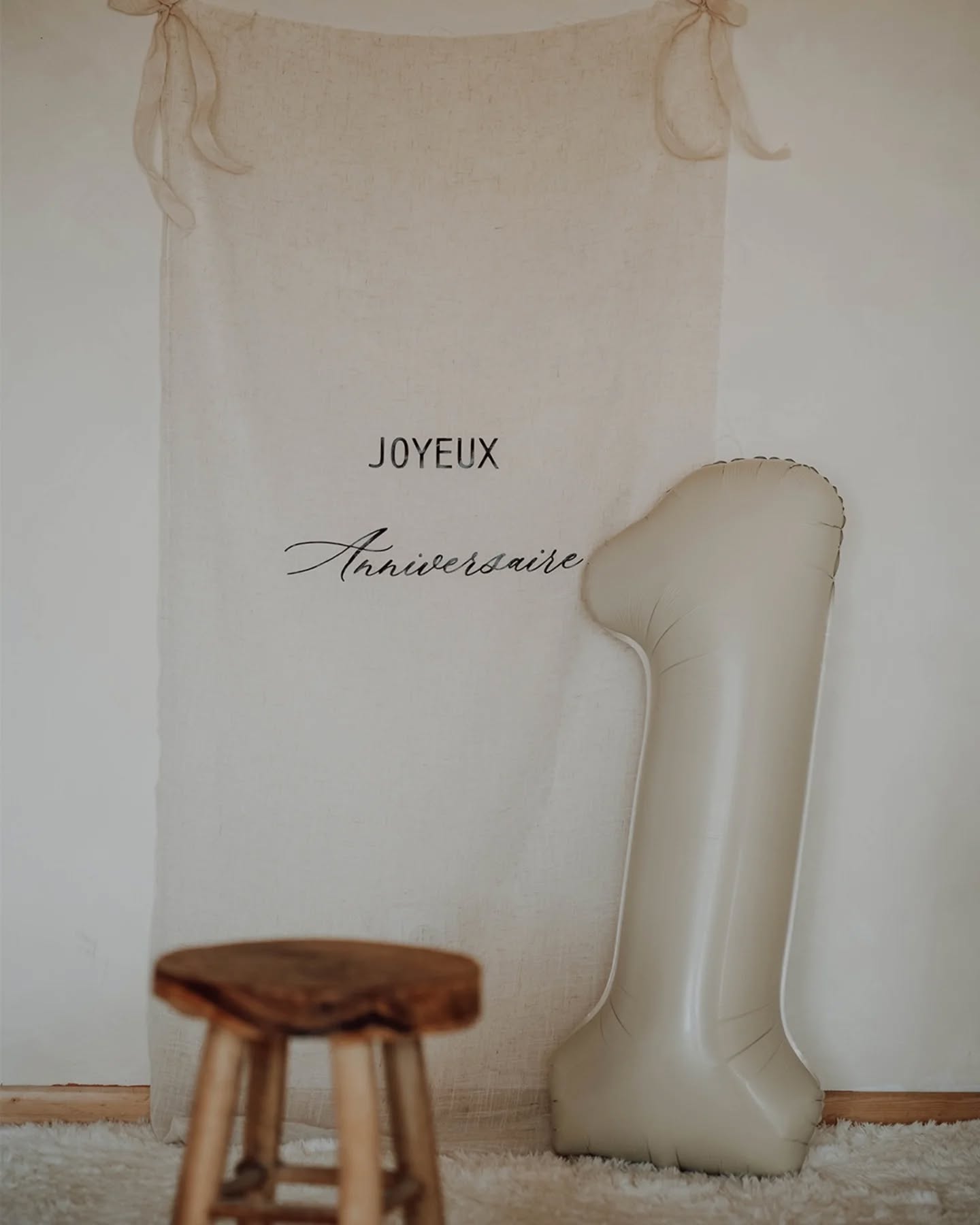 Première bougie, premiers souvenirs… ✨
Il y a quelque temps, Luna a soufflé sa première bougie dans un décor élégant et minimaliste, créé par @mili.design_
Un univers simple et raffiné, tout en douceur et en tendresse, qui a sublimé ce moment si précieux.
#roanne #photographeloire #photographeroanne
#1eraniversaire #anniversairebébé #babybirthday #firstbirthday❤️ #photobébé #photographieenfant #seancephoto #momentmagique #decorelegant #minimalistdecor #decorphoto