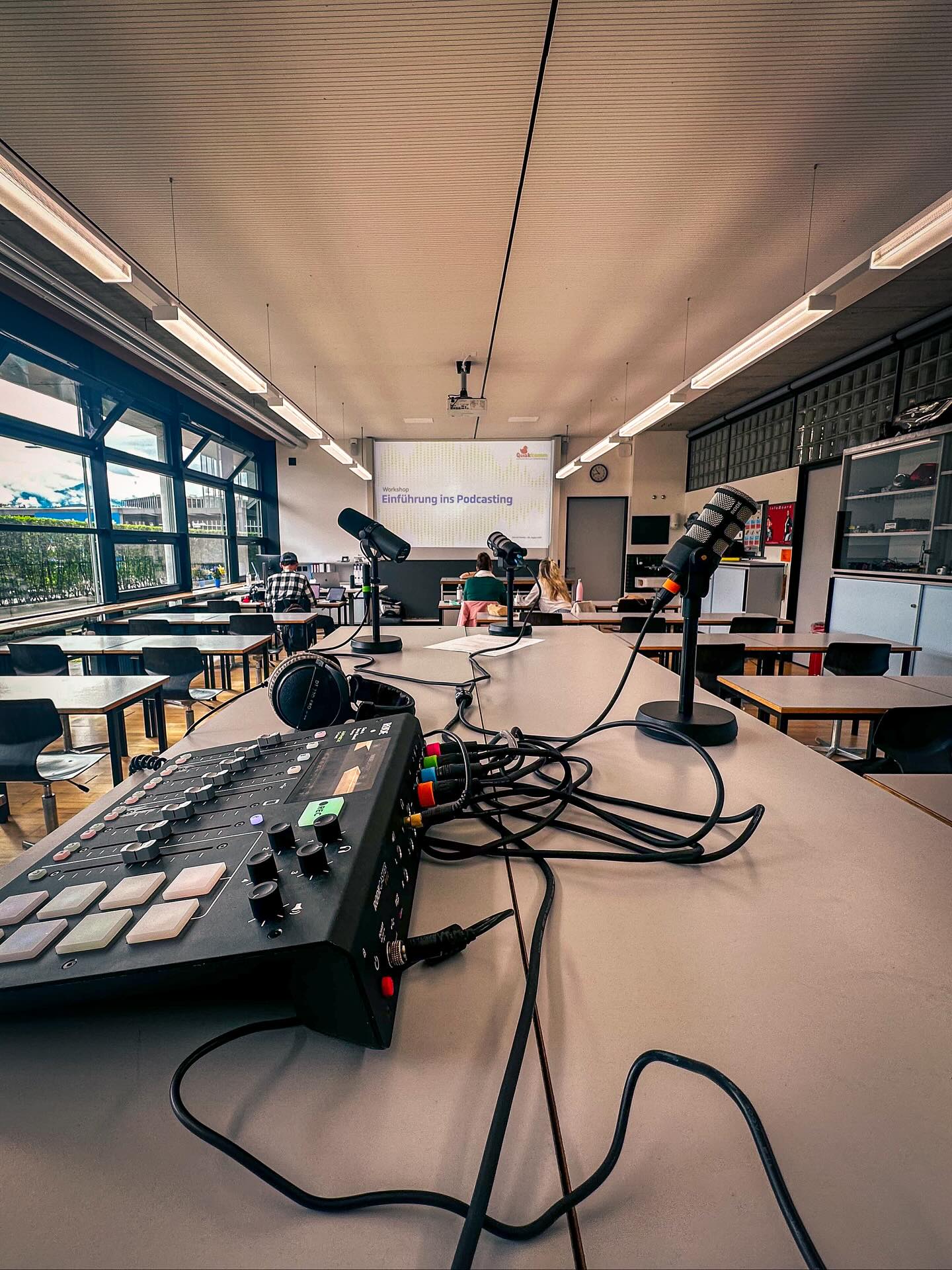 Kribbeln... erwartungsvolle Blicke... Vorfreude... Kopfhörer auf... Aufnahme läuft!
⭐ Eine gelungene Premiere ⭐
Der erste Workshop „Einführung ins Podcasting“ von der @quakkomm Kommunikationsschule in Luzern ging heute über die Bühne.
Am heutigen ersten Workshop, konnte ich einer kleinen Gruppe von interessierten Menschen das Medium Podcast näherbringen. Von der Planung und Konzeption, über die Technik, das Sprechen am Mikrofon und die Bearbeitung, bis hin zur Distribution und Vermarktung. Es war eine wahre Freude euch die anfängliche Angst zu nehmen, eure Begeisterung zu erleben und über eure tollen anstehenden Projekte zu hören. Denkt daran, „Better done, than perfect!, legt los und werdet von Episode zu Episode besser. Ich habe auch viel gelernt und wünsche viel Freude beim Podcasten!
Wann der nächste Podcast-Workshop ansteht erfährst Du schon bald auf www.quakk.ch
Vielen Dank an @punktgenau_kommunikation_gmbh und Dominique Riedweg für das Vertrauen und die Unterstützung! 😊 🙏