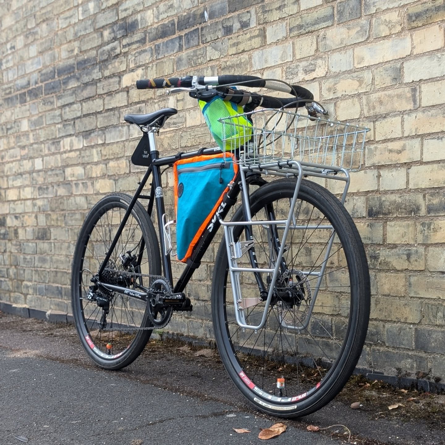 Funky Fresh Feeling Fine Surly Straggler
Cool @surlybikes we serviced for our man @dan.dan.midnightstomp
Rocking the @panaracer_world Rubber
@nitto_handlebar_works S92 SeatPost
@mkspedal Gamma Pedals
@velo_orange Valve Caps
@jonesbikes Bars
#surlybikes #veloorange #panaracer