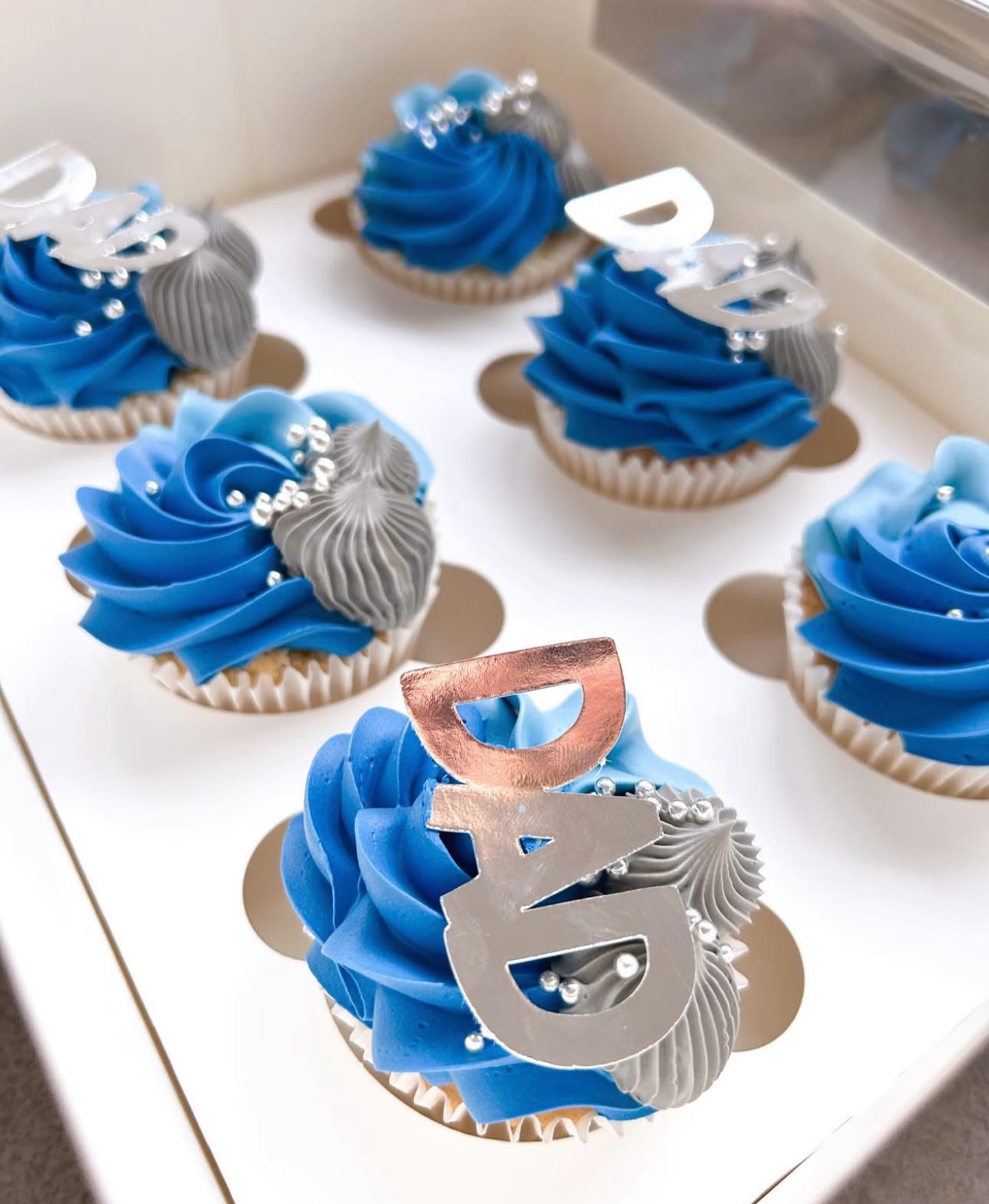 Father’s Day Cupcake Box
6 delicious cupcakes made for Dad! 🧁💙 Choose from Dutch Chocolate with Salted Caramel or Lemon Sponge with Lemon Curd. Available in Blue & Silver or Brown & Gold — perfect for spoiling him this Father’s Day.
📅 Collection: Sat 6th Sept, 5-5:30pm
🚚 Local delivery: Sun 7th Sept, 9-11am
💰 $40
⏰ Orders close Tues 2nd Sept at 9pm!
Order here 👉 www.sweetretreatnz.com/shop-2
#FathersDayNZ #CupcakeBox #SweetTreats #LocalBakes #SpoilDad #SweetRetreatNZ