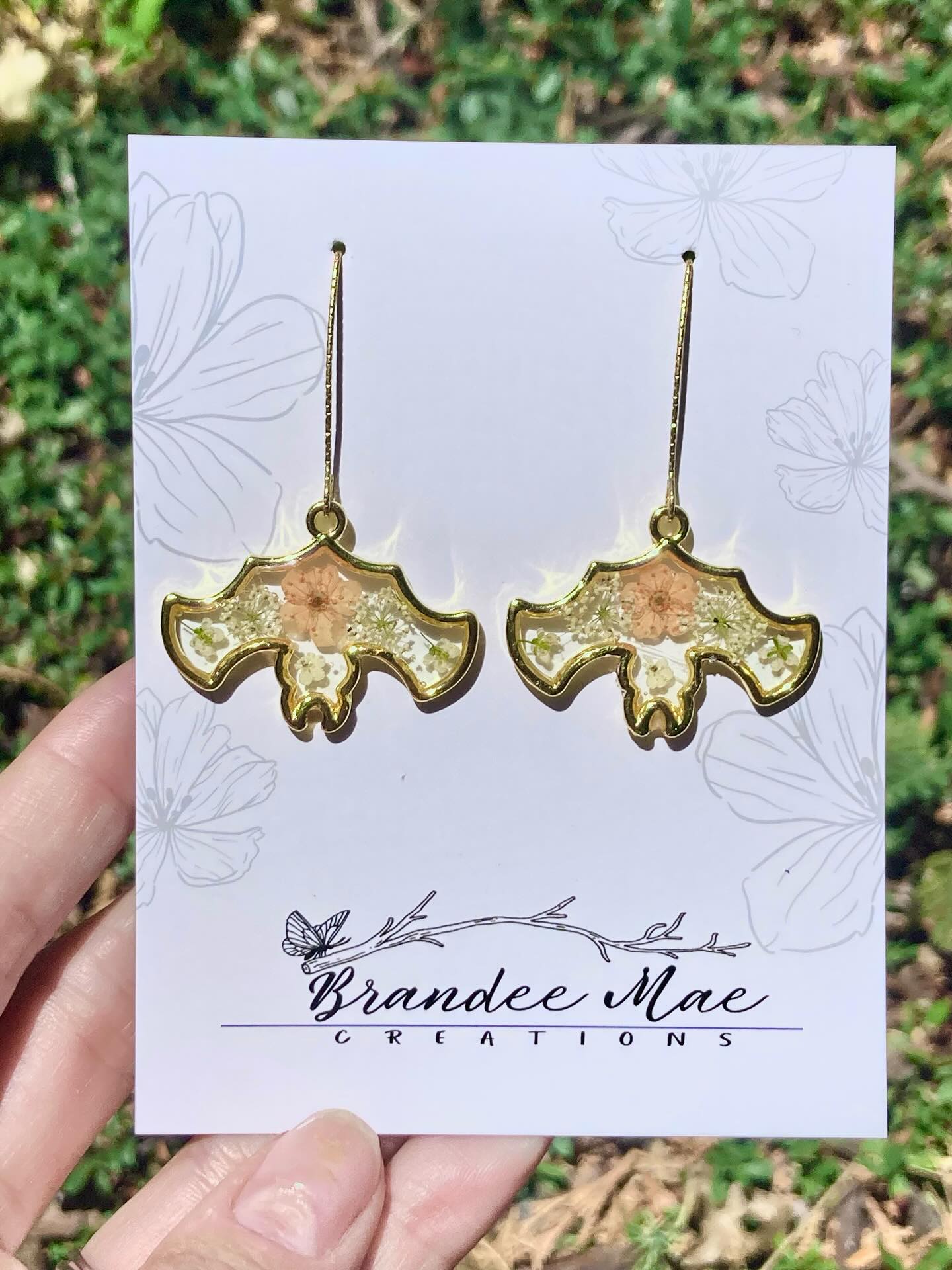 Is it Halloween yet? 🦇 🌸
#isithalloweenyet🎃 #pressedflowerjewelry #brandeemaecreations #resinart #homegrownflowers #oneofakindjewellery