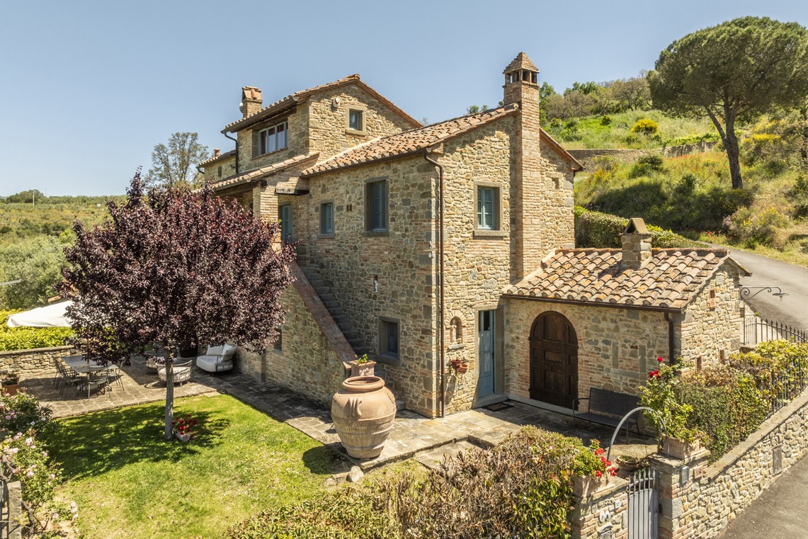 🏡 Stunning Panoramic Villa Near Cortona – €1,150,000
Where Tuscan dreams meet modern elegance. ✨
📍 Nestled on a hillside near Cortona, this newly built stone villa brings old-world charm with next-gen comfort. Think: terracotta warmth, infinity views, and a garden kissed by the sun. 🌿
☀️ 1,000 sqm of terraced beauty
🏊♂️ Private pool for those lazy golden afternoons
🛏 4+ bedrooms | 🛁 5+ bathrooms | 3 stories of luxury
🛋 Divided into 2 stylish, connected apartments
🔥 Fireplace vibes + Jacuzzi bliss + al fresco dining terrace
Tuscany’s timeless soul, served with a side of luxury and light. Whether you're planting roots or launching your next luxury Airbnb, this is your Italian renaissance. 🇮🇹
📩 DM to schedule a viewing or get the full details.
#CortonaVilla #TuscanLuxury #DreamHomeItaly #ItalianProperty #VillaForSale #TuscanyViews #PanoramicParadise #tuscanvilla