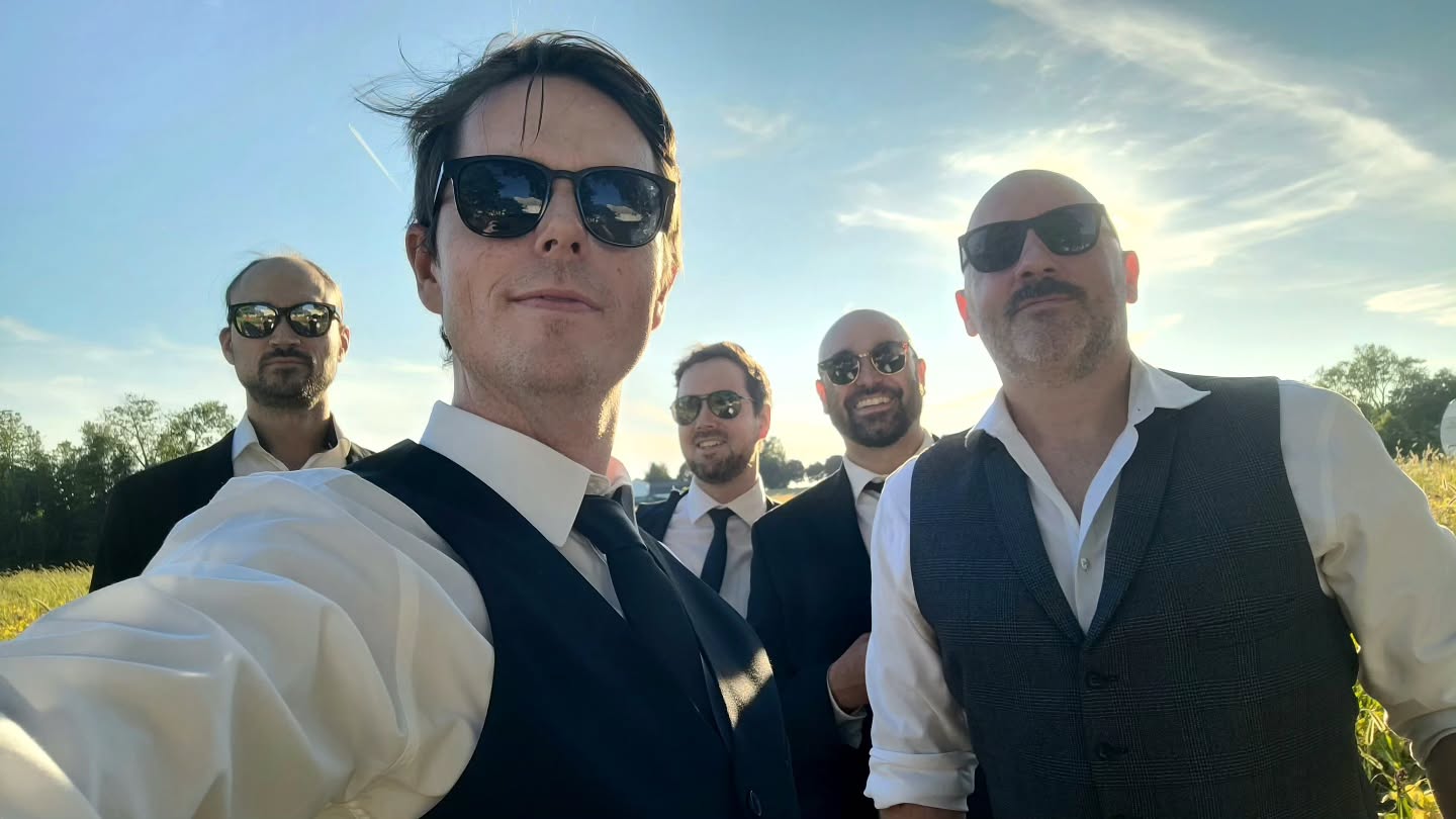 The Keynotes in fine form last night! Congratulations to Sara & Jacob 💐💍 What a beautiful wedding. Perfect weather, perfect venue, perfect group of people. Thank you so much for having us 💕🙏