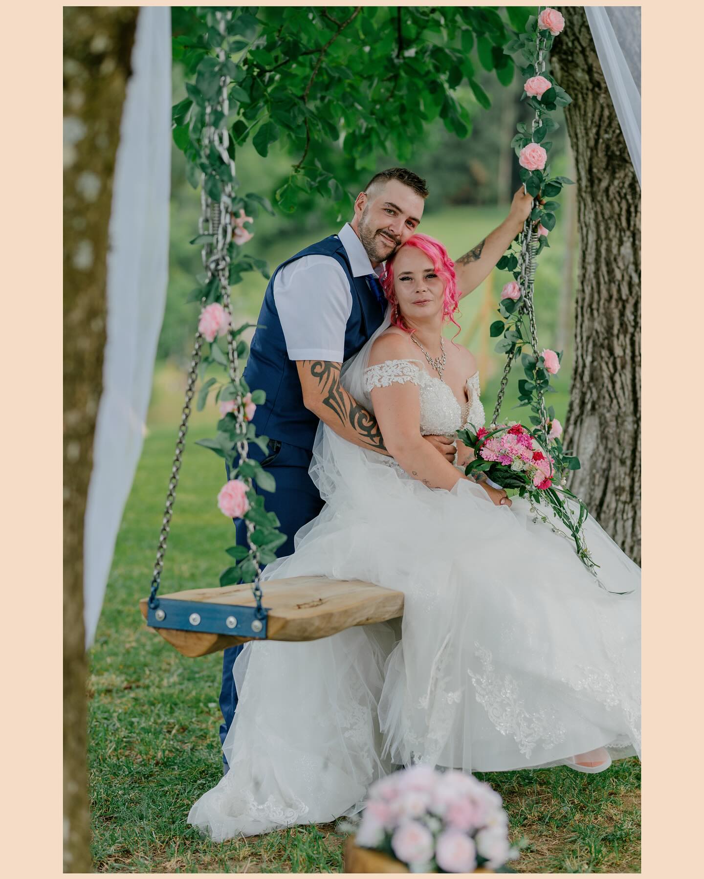 Yvonne & Kevin 👩🏼🦰💖🧔🏻. Das Kostbarste, was einfache Menschen einander schenken können, hat keinen Preis. Es ist nicht aus Gold, nicht aus Reichtum – sondern aus Herz. Wahre Liebe ist unbezahlbar, und gerade darin liegt ihre größte Schönheit. ✨