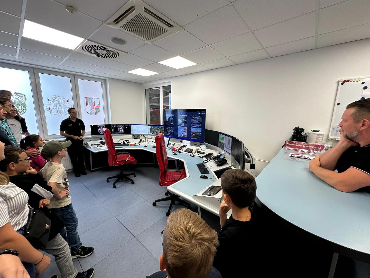 ‼️30.08.2025 – 07.15Uhr bis 21.30Uhr – Feuerwehrausflug 2025‼️
Unser Feuerwehrausflug 2025 war wiederum ein Tag in unserer Feuerwehr, wo „🫶Gemeinschaft, Kameradschaft, Einheit und Freundschaft🫶“ sichtbar und spürbar waren.
Vielleicht sind diese Schlagwörter einige der Hauptgründe, warum dieser Ausflug so gut angenommen wurde, die stolze Anzahl von 41 Teilnehmern 💪👌 spricht schließlich für sich. Eine Zeichen der „🙏Belohnung“ oder des „🙏Dankes“ für die harte Arbeit in den vergangenen Monaten (3 Großveranstaltungen, mehr als 5.300 geleistete Mannschaftsstunden per Stand August, unzählige Wartungsstunden, 85 Einsätze per Ende August, etc.) sollte und wollte dieser Ausflug setzen.
Das Programm hatte einiges zu bieten 👏, unser Kommandant HBI Michael Konrad 🫡 hat alles perfekt und minutiös geplant – hier einige Highlights:
1) Besuch der FF Wiener Neudorf: Was für eine coole und schlagkräftige Truppe! Danke für die interessanten Einblicke in Euren umfassenden Tätigkeitsbereich. Chapeau 💪 für Eure Leistungen und Euer Engagement! 👏👏👏
Besuch des heeresgeschichtlichen Museums in Wien: Wirklich Interessant wie sich die Weltordnung / die militärische Ausstattung über die Jahrhunderte geändert hat!
Mittagessen im Schweizer Haus: Wie immer volles Haus, aber für eine Original-Schweizer-Haus-Stelze 😋war ausreichend Kapazität vorhanden 😊!
Freizeit im Wiener Prater: lustig, 😝 teilweise furchteinflößend 😬 was es dort für Fahrgeschäfte gibt!
Abschluss bei einem Heurigen 🍖🌭🥘– Abendessen sozusagen!
Ein toller Tag für alle Teilnehmer – und ein hoffentlich würdiges, wenn auch kleines, DANKE 🙏 für Euren Einsatz!
© SJF
@feuerwehr_wiener_neudorf