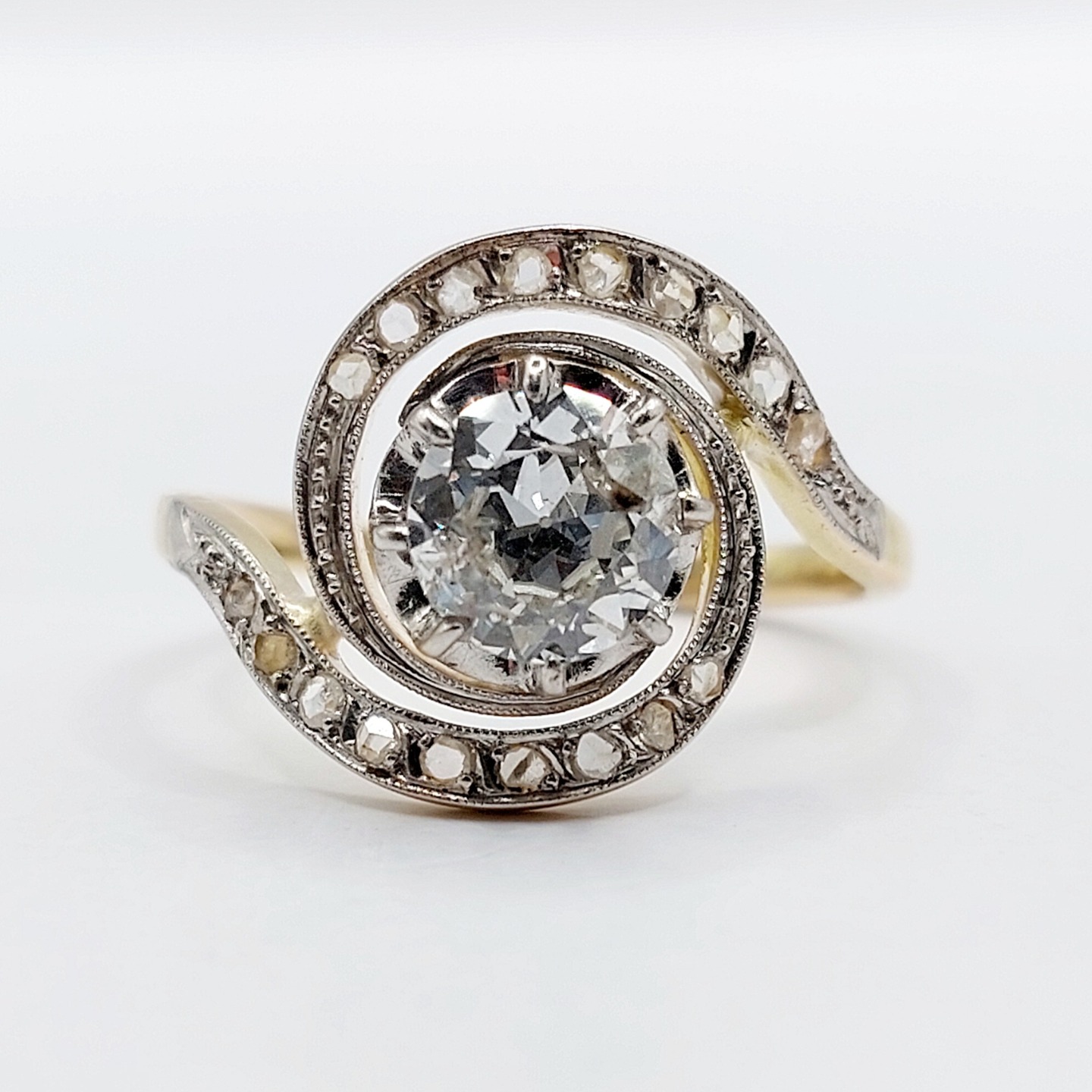 ///SOLD/// French antique tourbillon ring 18k gold and platinum set with a 1.00 carat old european cut diamond surrounded by rose cut diamonds (circa 1900)
PRICE : 2500€
Magnificent and rare antique French work
Size: 55 FR / 7.5 US
Weight: 4.14 g
Main diamond size: 6.5 mm (estimated at 1.00 carats)
Diamond in good overall condition
Note: numerous natural inclusions (some visible to the naked eye)
Head width: 14.2 mm
Micro-scratches from use
Eagle's head hallmark (French hallmark)
#frenchjewelry #diamond #diamondring #antiquering #victorian #victorianring #marquisering #augustusjewels #vintagering #daisyring #daimondhaloring #tragetring #oldminecut #oldminecutdiamond #tourbillonring #tourbillon