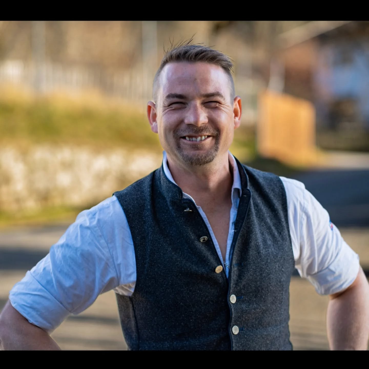 Anfang August 25 durften wir mit unserm Schorsch sein 20 jähriges feiern.🎉🎊
Ja, kaum zu glauben, aber er ist schon seit 20 Jahren Teil unseres unschlagbaren Teams.🤠👷
Er hat bei uns seine Lehre als Maurer 🧱erfolgreich absolviert, und hat bis heute nicht aufgehört sich weiter zu bilden......
Alles was Baugruben, Kanal, Regenentwässerung, Rohrverlegung und Gartengestaltung egal ob Steinmauern, Pflaster oder Humus, er nimmt jede Herausforderung an, erfüllt die Wünsche und Vorstellungen der Kollegen und der Kunden immer perfekt.
Herzlichen Glückwunsch zum Jubiläum 🎈🎉
Wir danken dir für deinen herzlichen❣️ und fröhlichen Einsatz und sind stolz dich im Team zu haben!!
🛻🤠🏗️🏠🧱🎉🛻
#team#20jahre#superstolz#gsinnbau#baggernistseinleben#lkwfahrenauch#feiern#schönstearbeitsplatzderwelt#