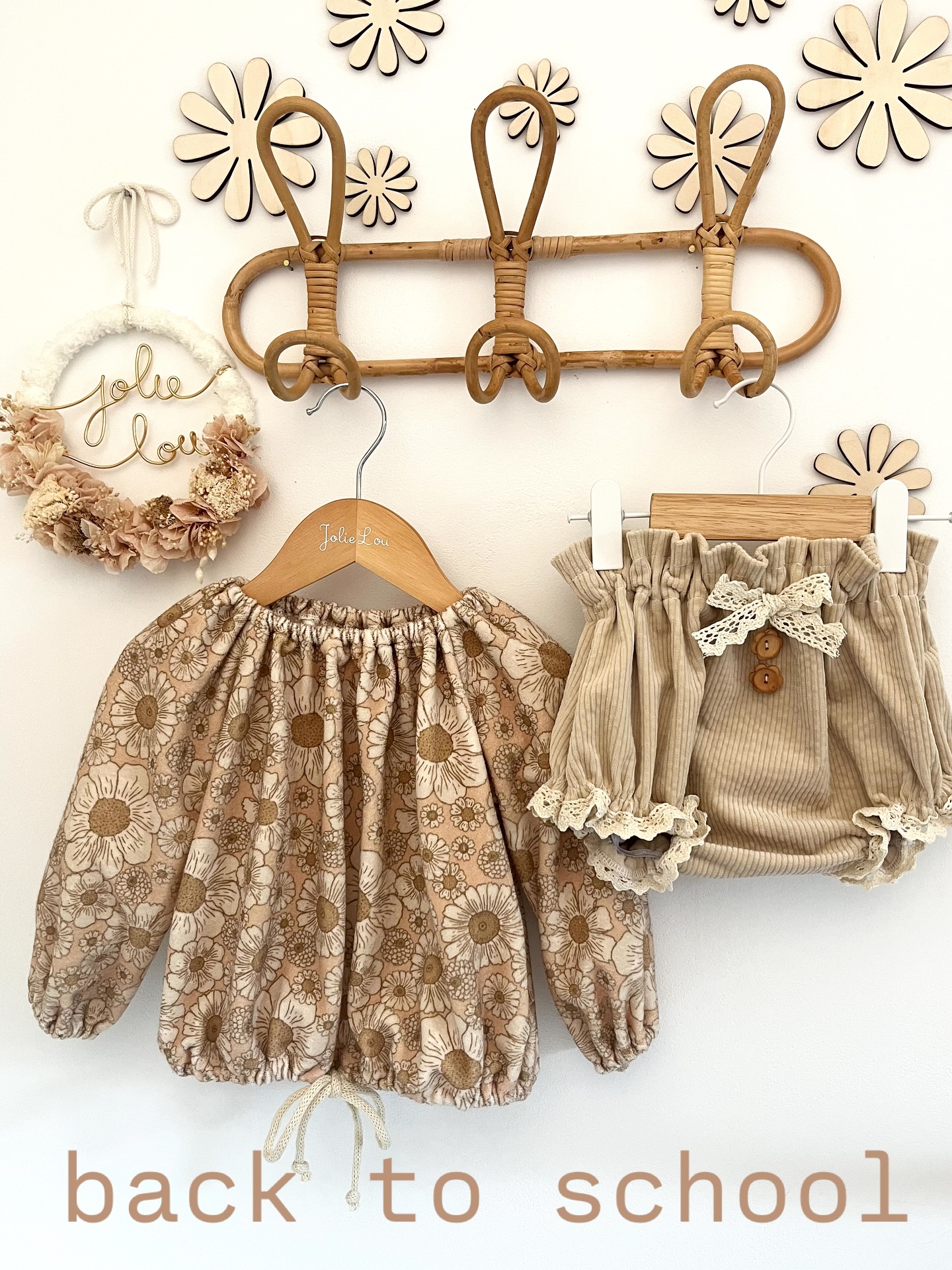 back to school 💼
Demain c’est la rentrée, finis les longues journées d’été à profiter en famille… le quotidien rythmé m’attend avec impatience !
Et pour vous aussi c’est la rentrée demain ?
Pour adoucir les cœurs je vous dévoile ce joli petit ensemble beaucoup trop mignon, avec le bloomer Lou et le sweat Emmy version éponge fleuri, on ADORE 🫶🏻
#backtoback #backtoschool2025📚✏️ #shoppingforbaby #creationbebe #creatricefrancaise #bloomers #babygirlstyle #theend #september