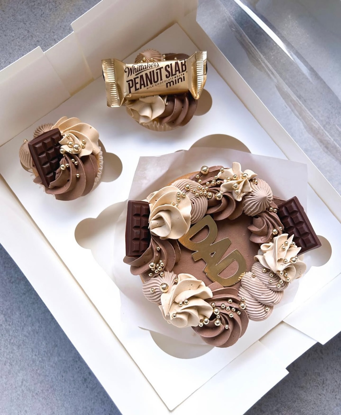 Father’s Day Bento Box
Spoil him with the ultimate combo! 🎁 1 mini 5” cake + 2 cupcakes in flavours Dad will love: Dutch Chocolate with Salted Caramel or Lemon Sponge with Lemon Curd. Choose Blue & Silver or Brown & Gold to match his style.
📅 Collection: Sat 6th Sept, 5-5:30pm
🚚 Local delivery: Sun 7th Sept, 9-11am
💰 $60
⏰ Orders close Tues 2nd Sept at 9pm!
Order here 👉 www.sweetretreatnz.com/shop-2
#FathersDayNZ #BentoBox #CakeAndCupcakes #SweetRetreatNZ #TreatDad #LocalBakes