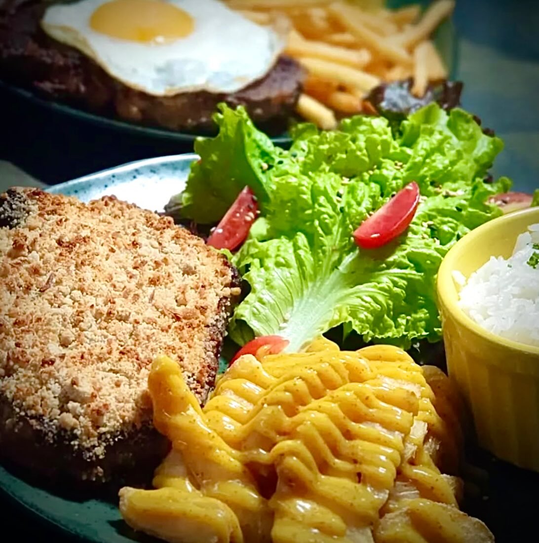 Bife Ancho de Black Angus, esta qualidade só aqui! Qual voce prefere? À cavalo ou com a nossa crosta de alho, batata rústica na mostarda e mel huum! #goncalvesmg #restauranteemgoncalves #grelhado #fdsnaserra #mantiqueirademinas #friozinho #camposdojordão #3orelhas #masterchefgonçalves #srangelico